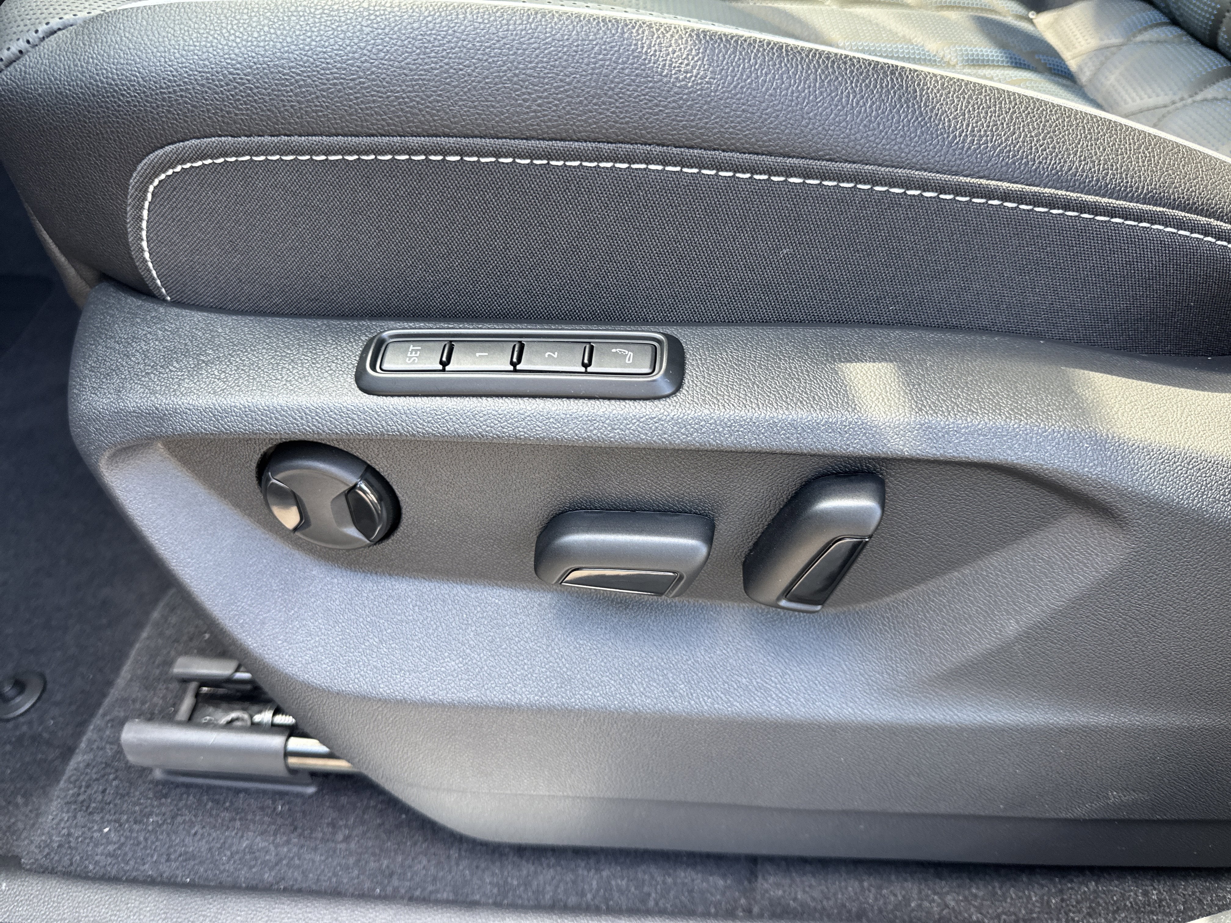 2026 Volkswagen Atlas Cross Sport 2.0T SEL Premium R-Line 4MOTION