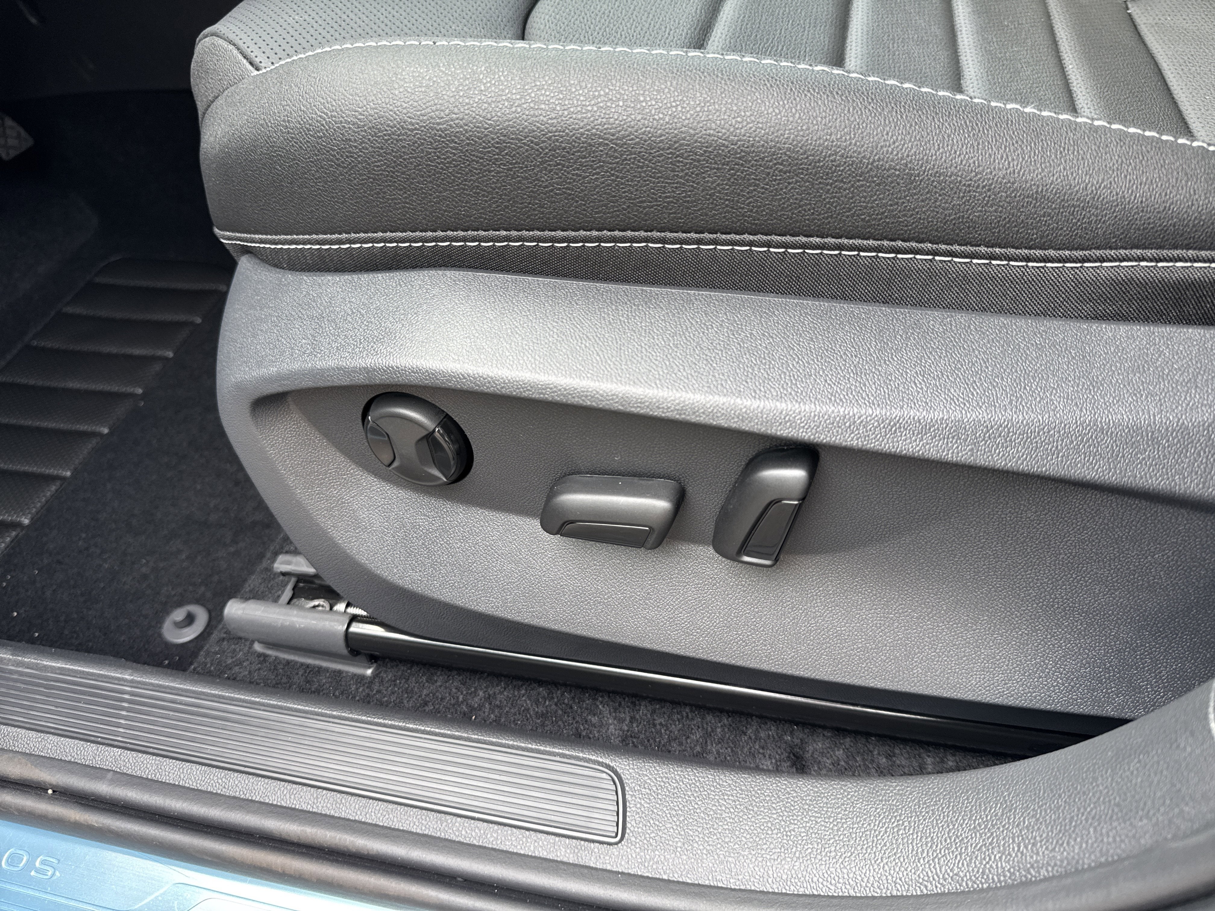 2025 Volkswagen Taos SEL 4MOTION