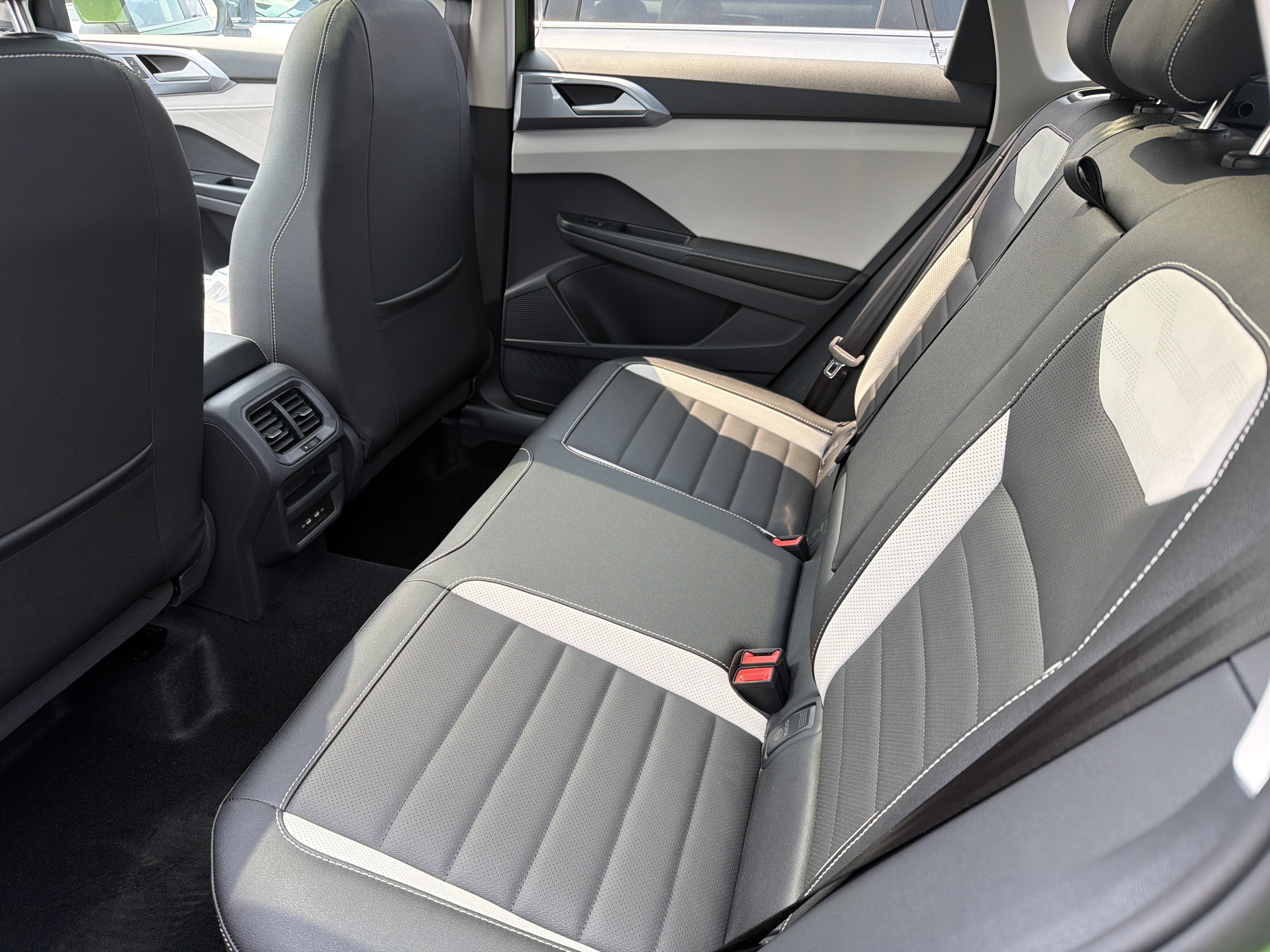 2026 Volkswagen Taos SEL 4MOTION