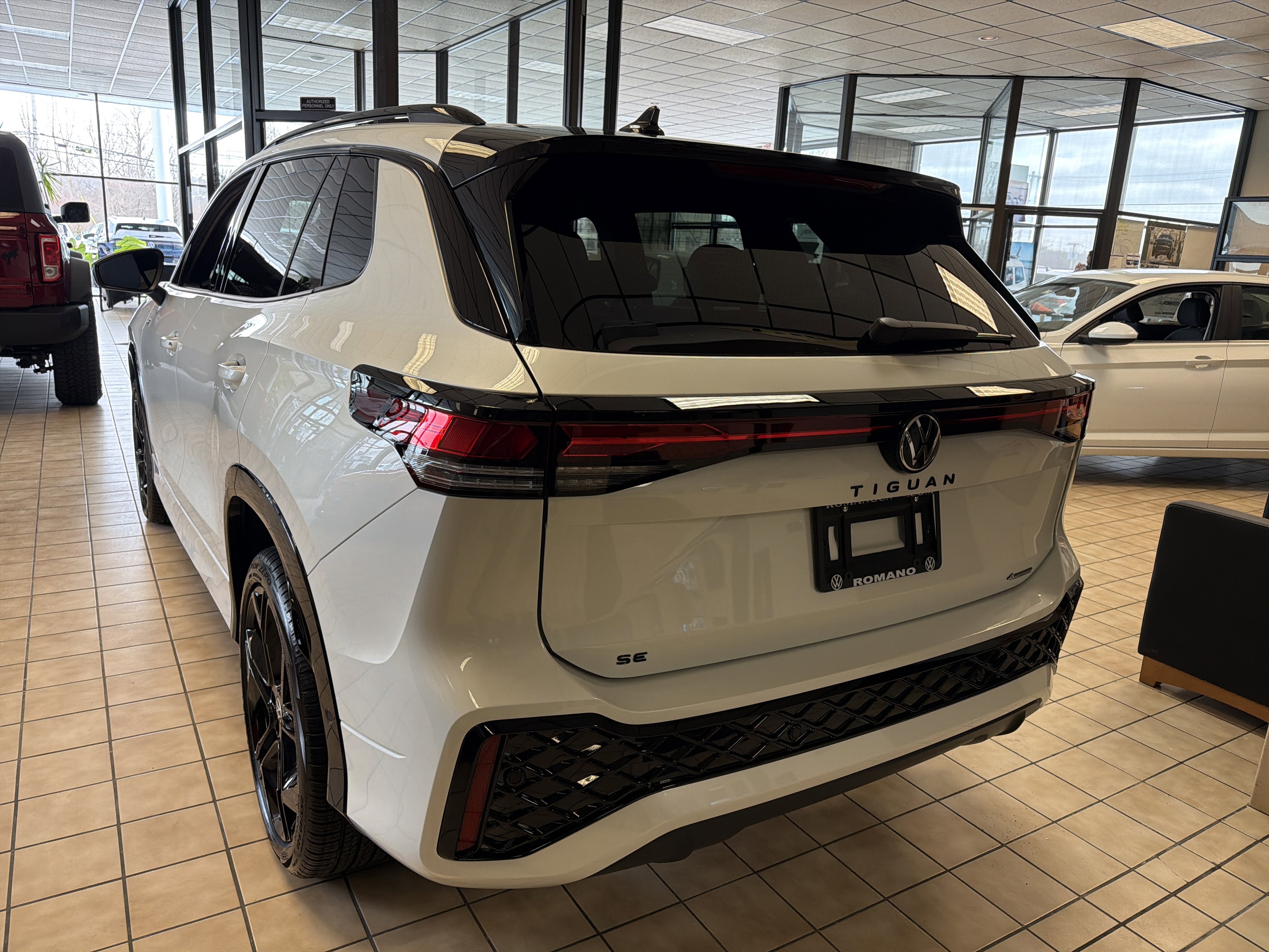 2025 Volkswagen Tiguan 2.0T SE R-Line Black 4MOTION