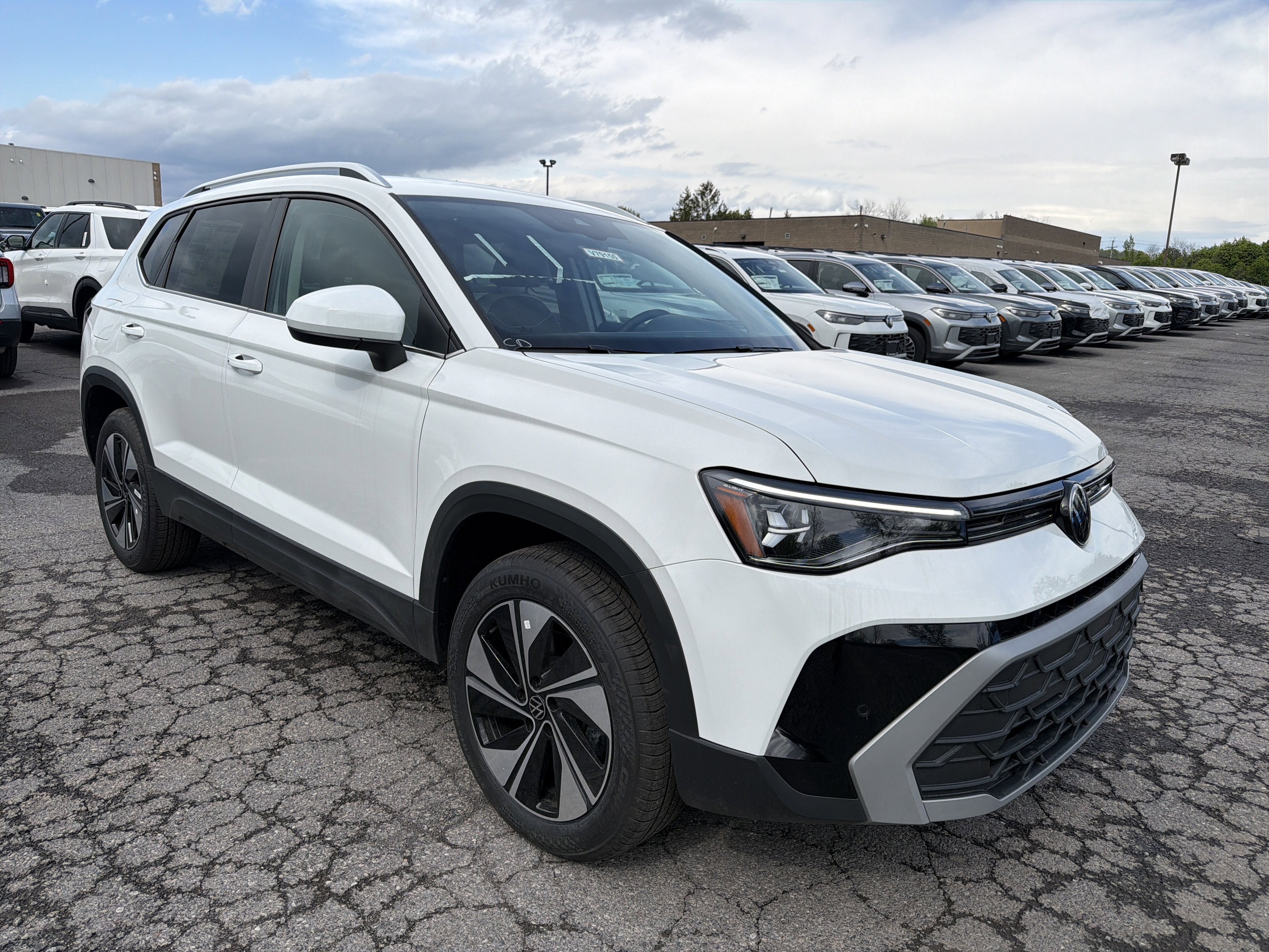2026 Volkswagen Taos SE 4MOTION