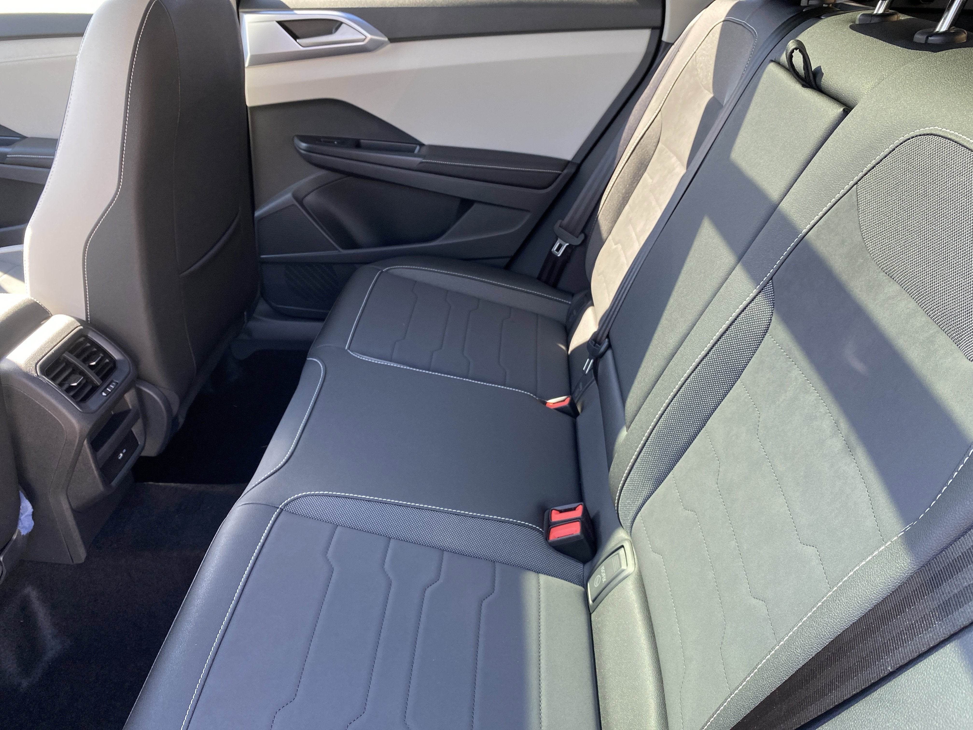 2025 Volkswagen Taos SE 4MOTION