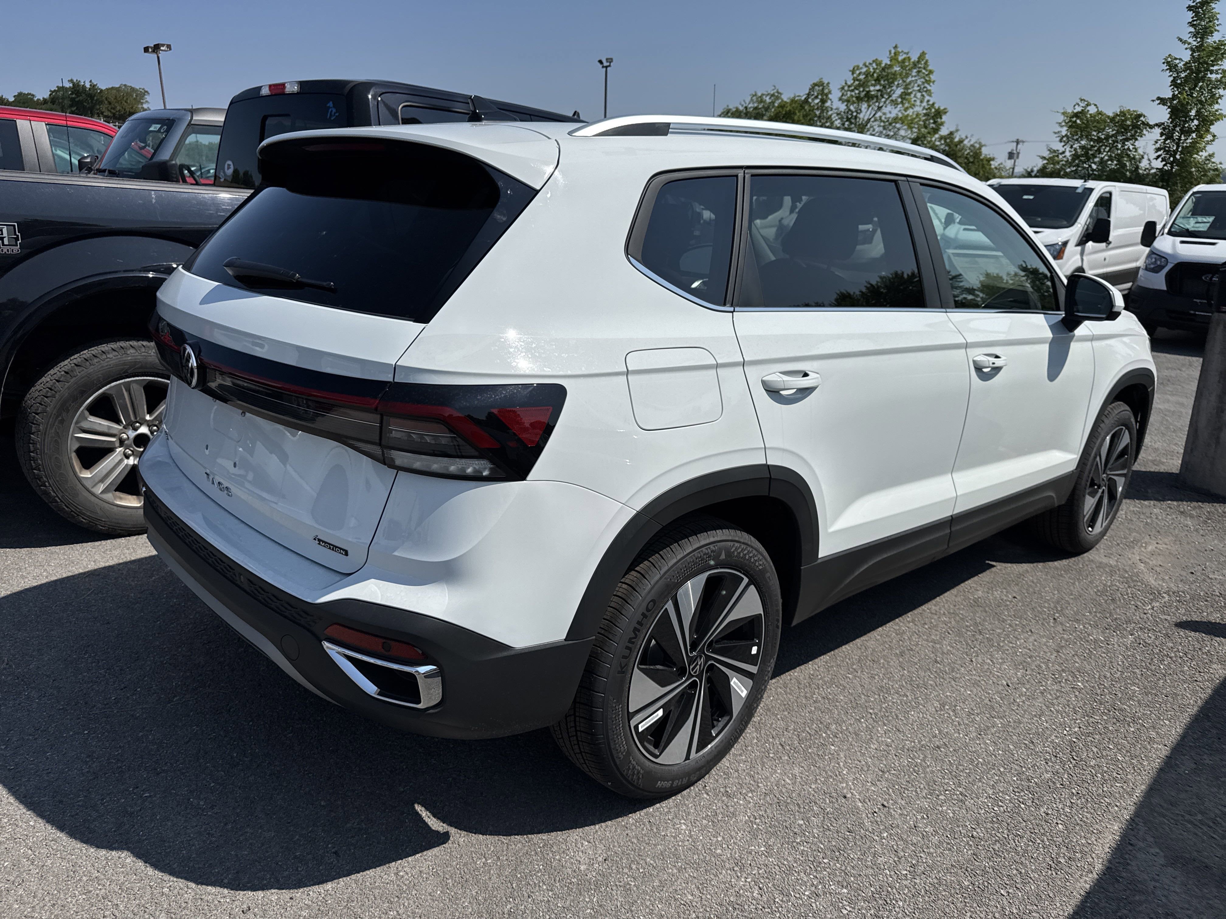 2025 Volkswagen Taos SE 4MOTION