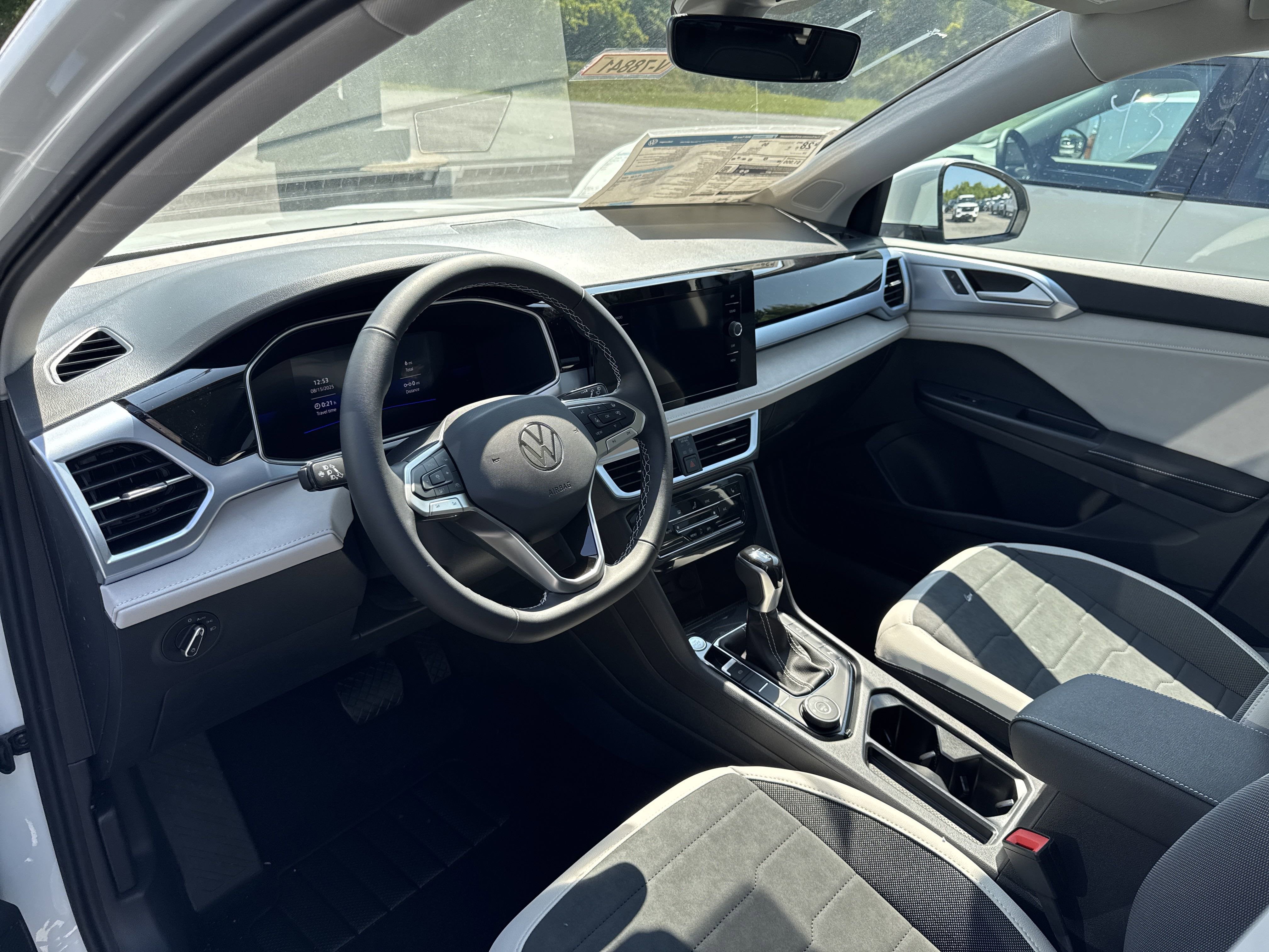 2025 Volkswagen Taos SE 4MOTION