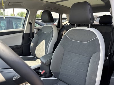 2025 Volkswagen Taos SE 4MOTION