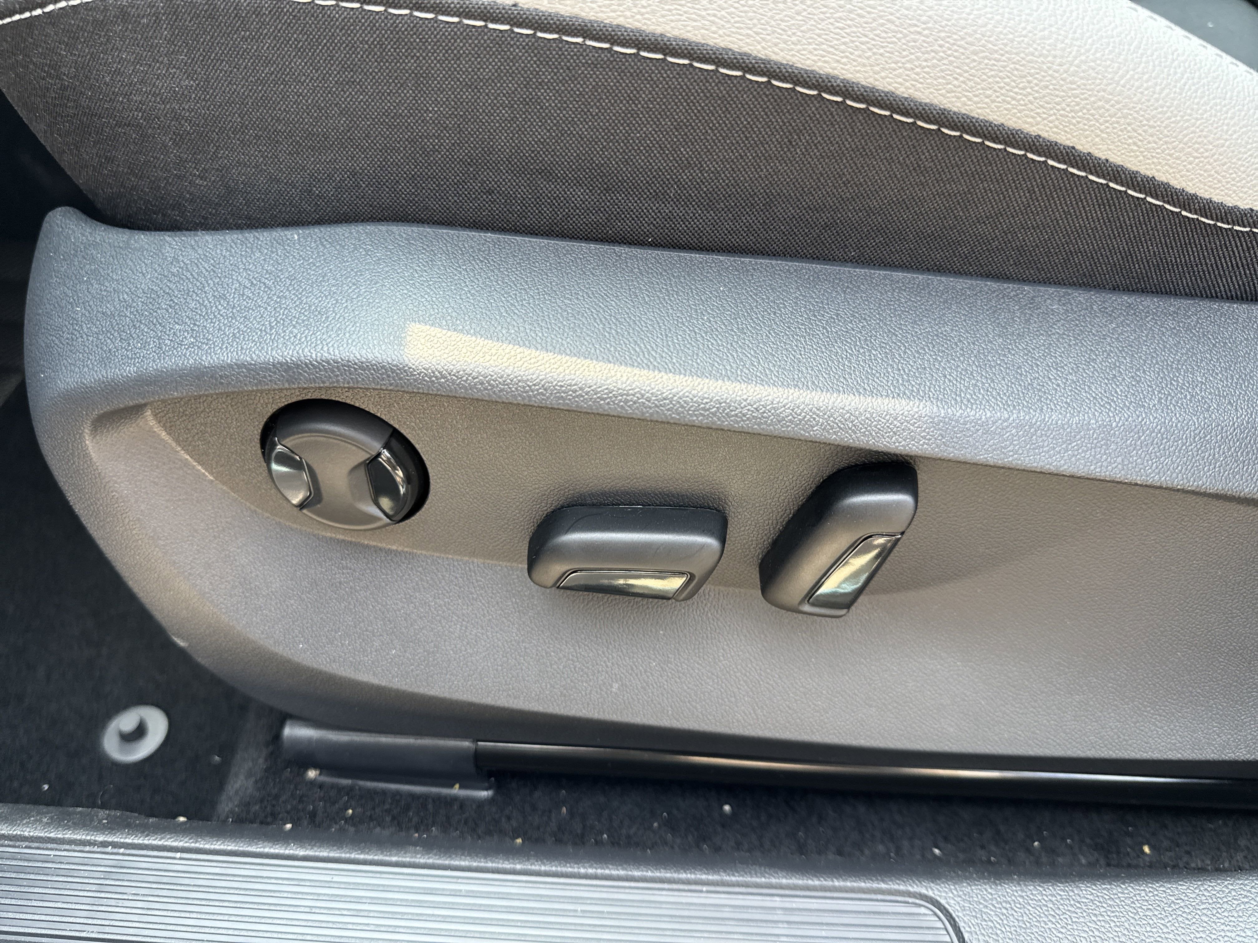 2025 Volkswagen Taos SE 4MOTION