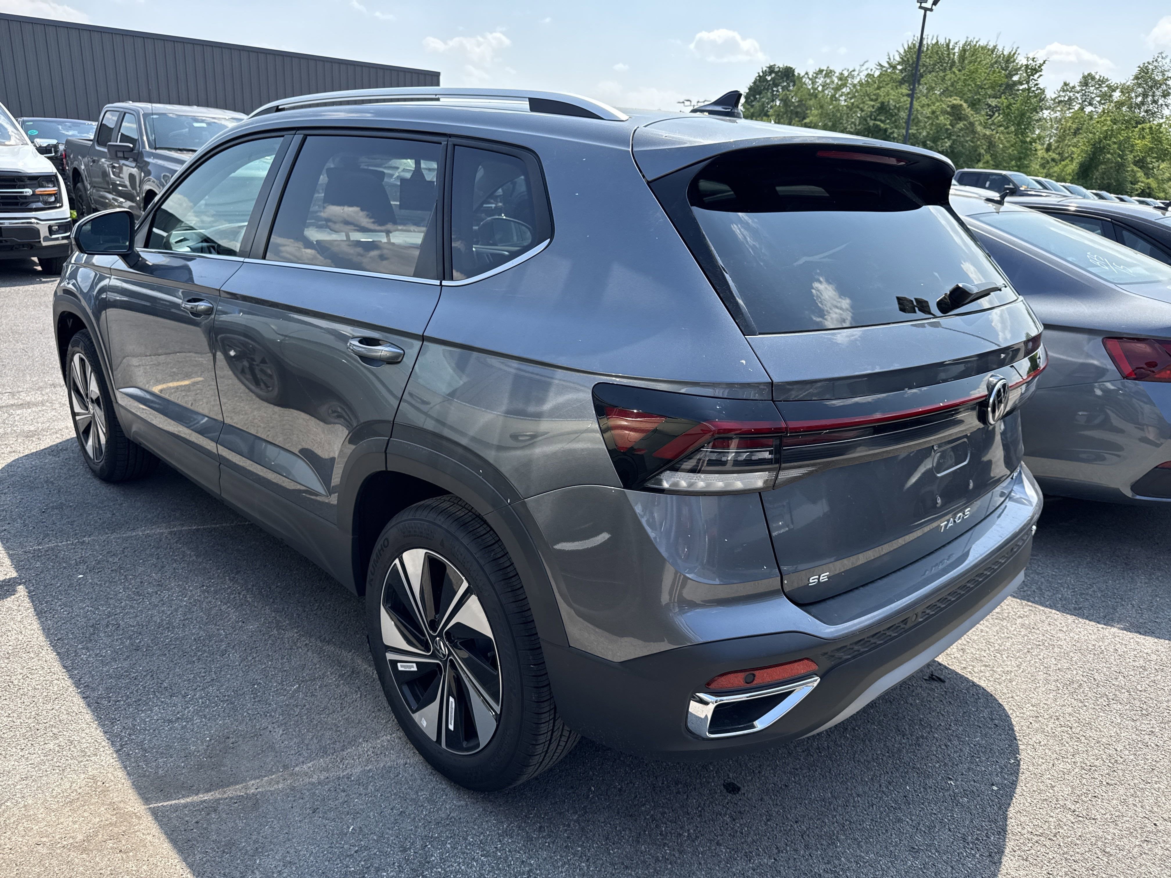 2025 Volkswagen Taos SE 4MOTION