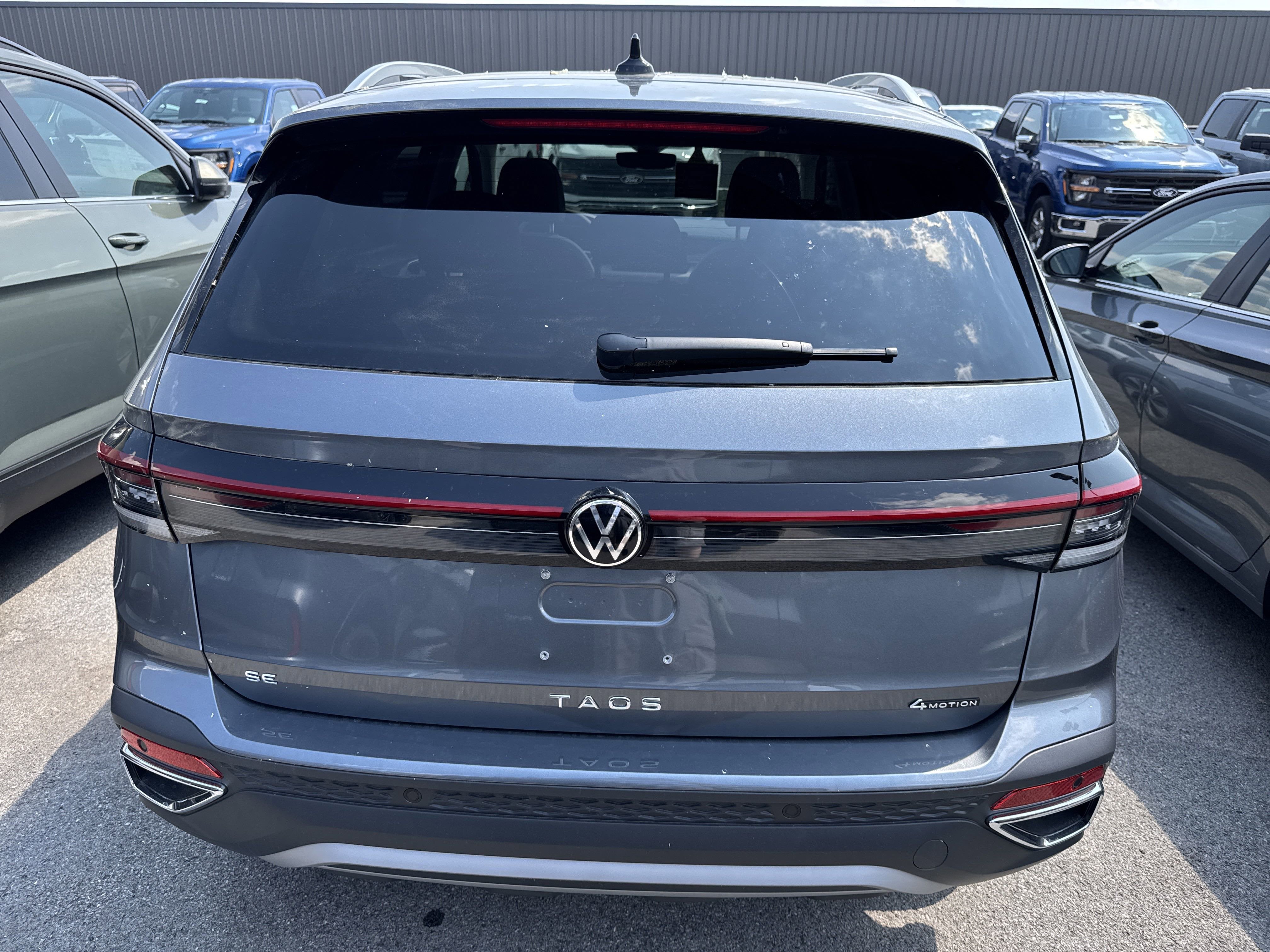 2025 Volkswagen Taos SE 4MOTION