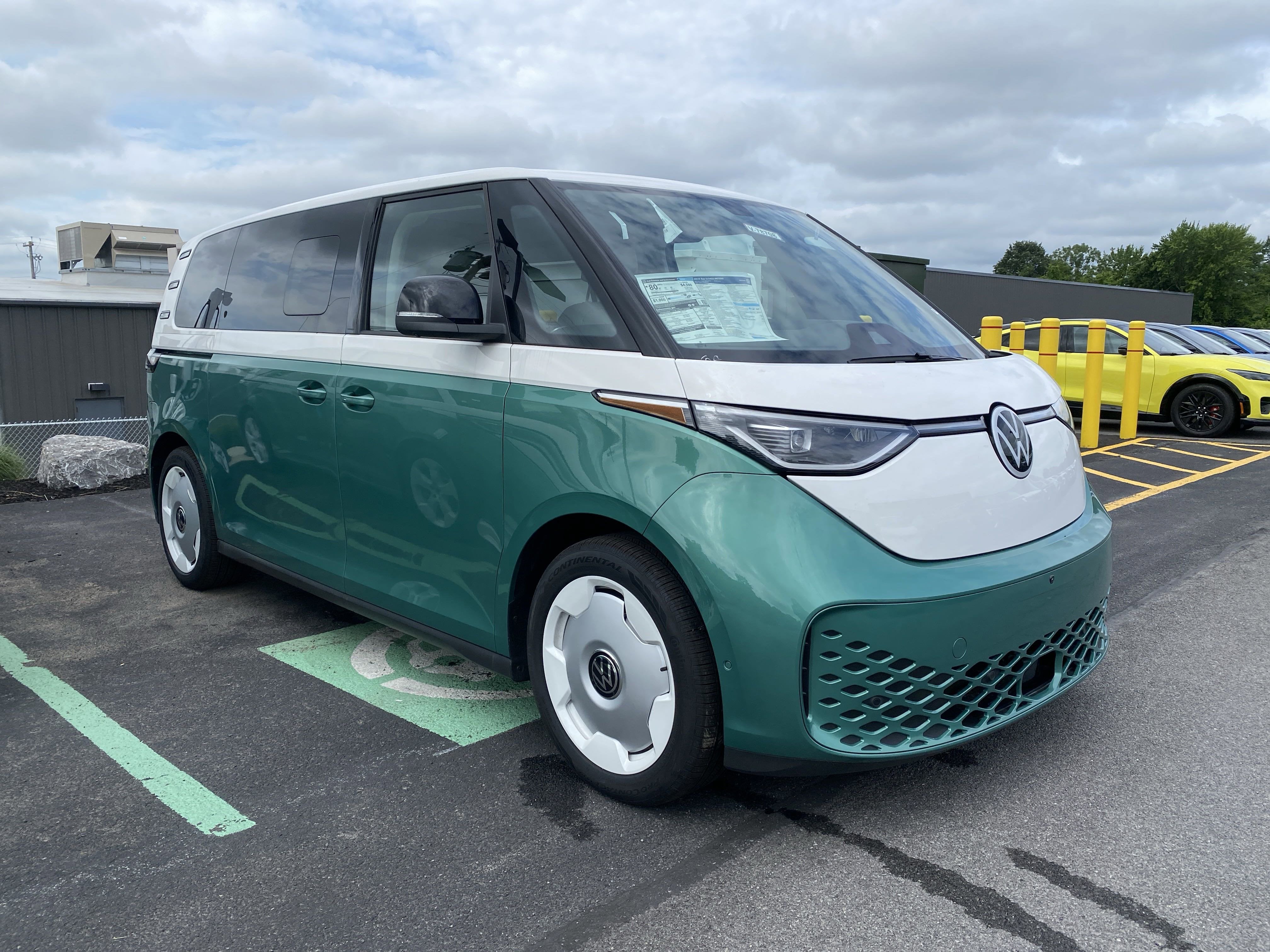 2025 Volkswagen ID. Buzz 1st Edition 4MOTION w/Two-Tone