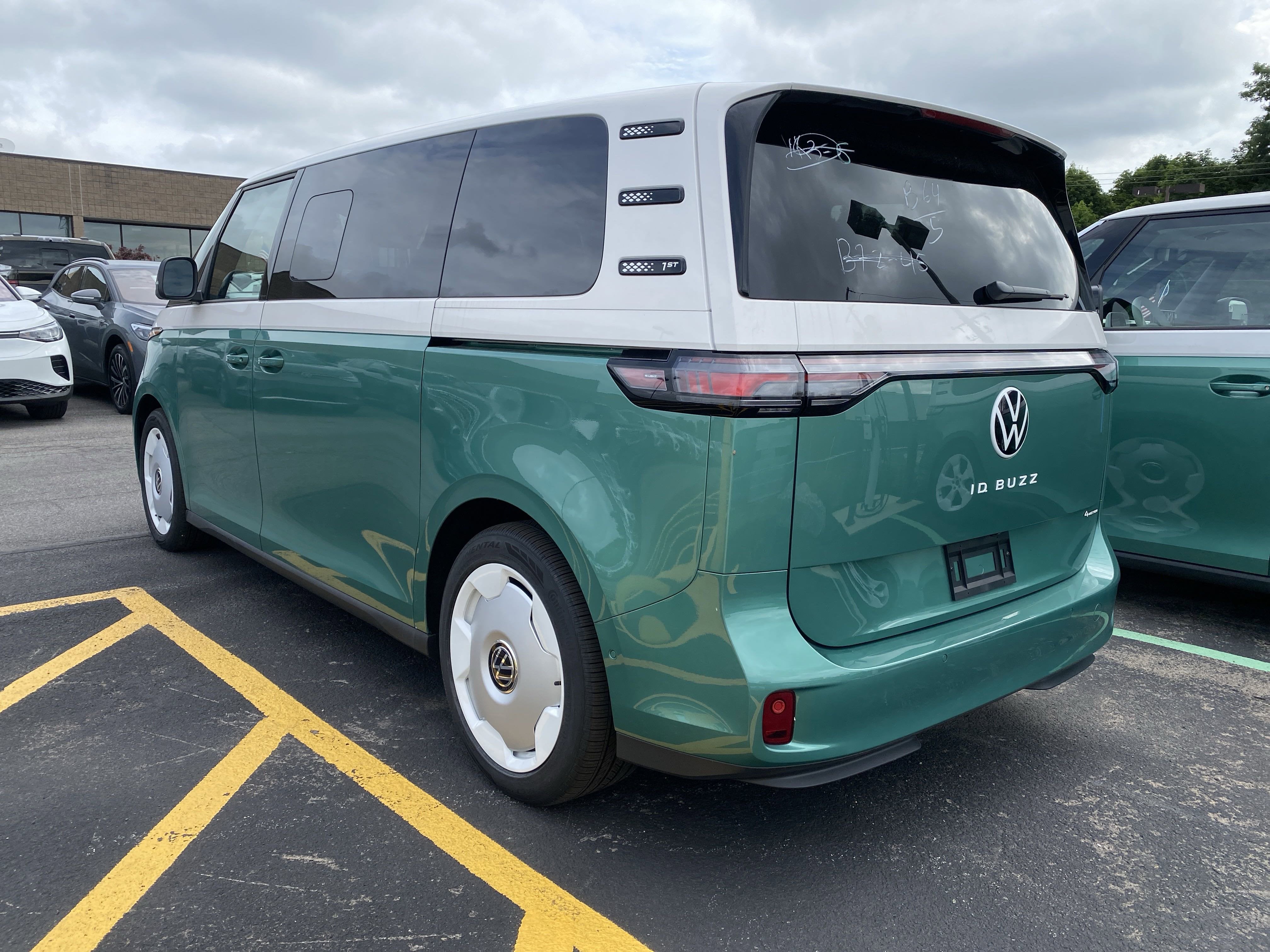 2025 Volkswagen ID. Buzz 1st Edition 4MOTION w/Two-Tone