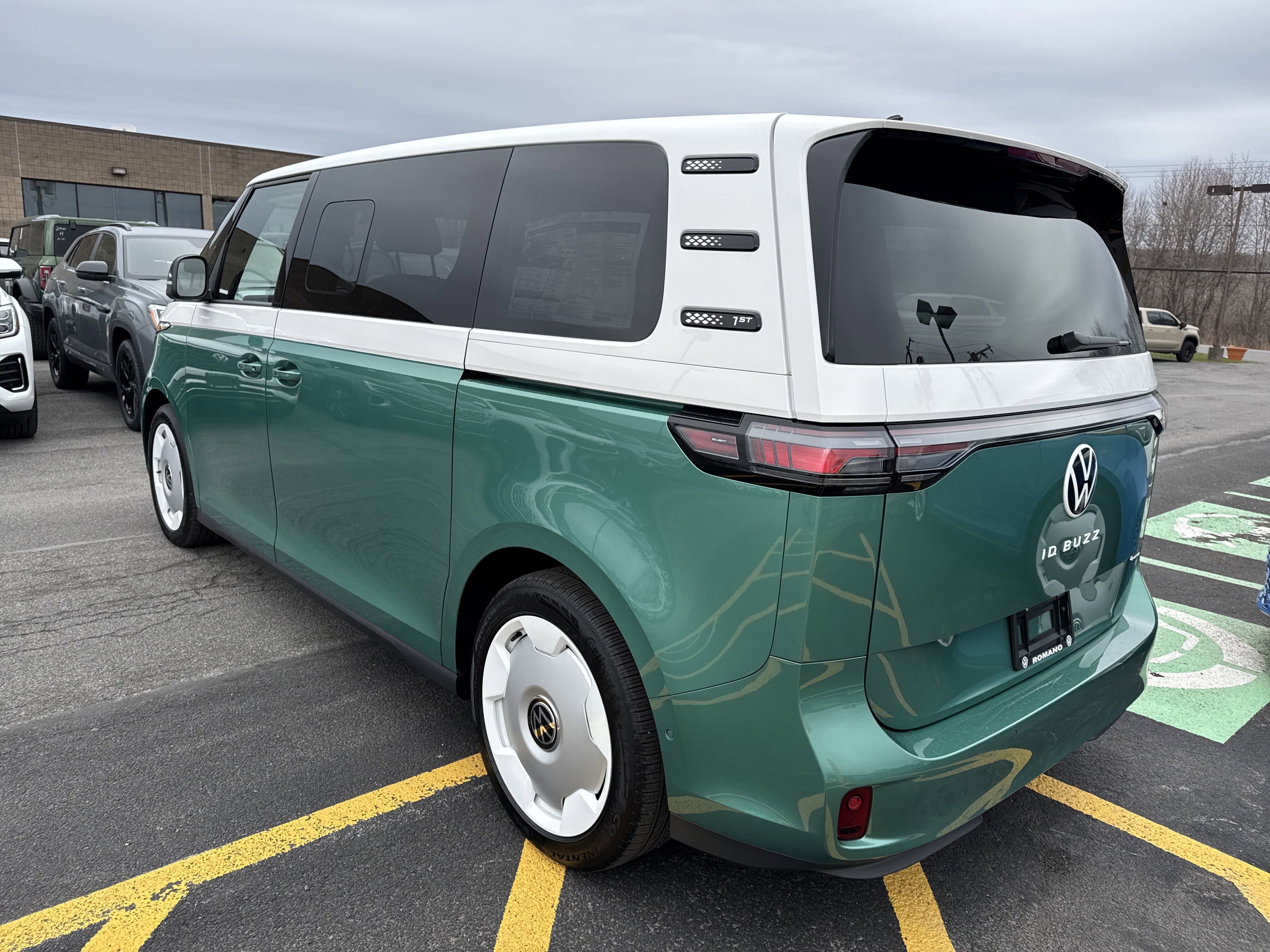 2025 Volkswagen ID. Buzz 1st Edition 4MOTION w/Two-Tone