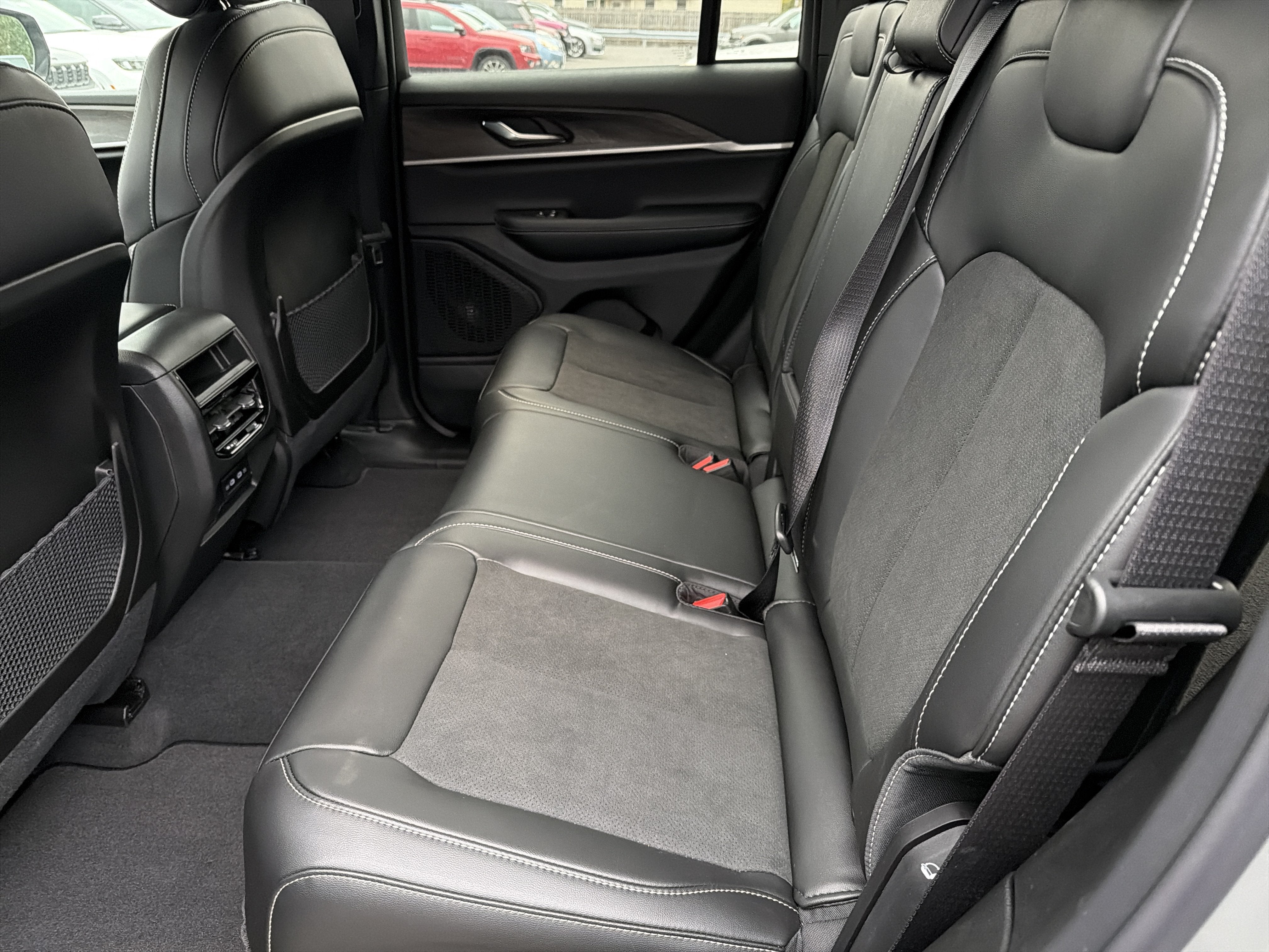2027 Jeep Grand Cherokee Laredo Altitude