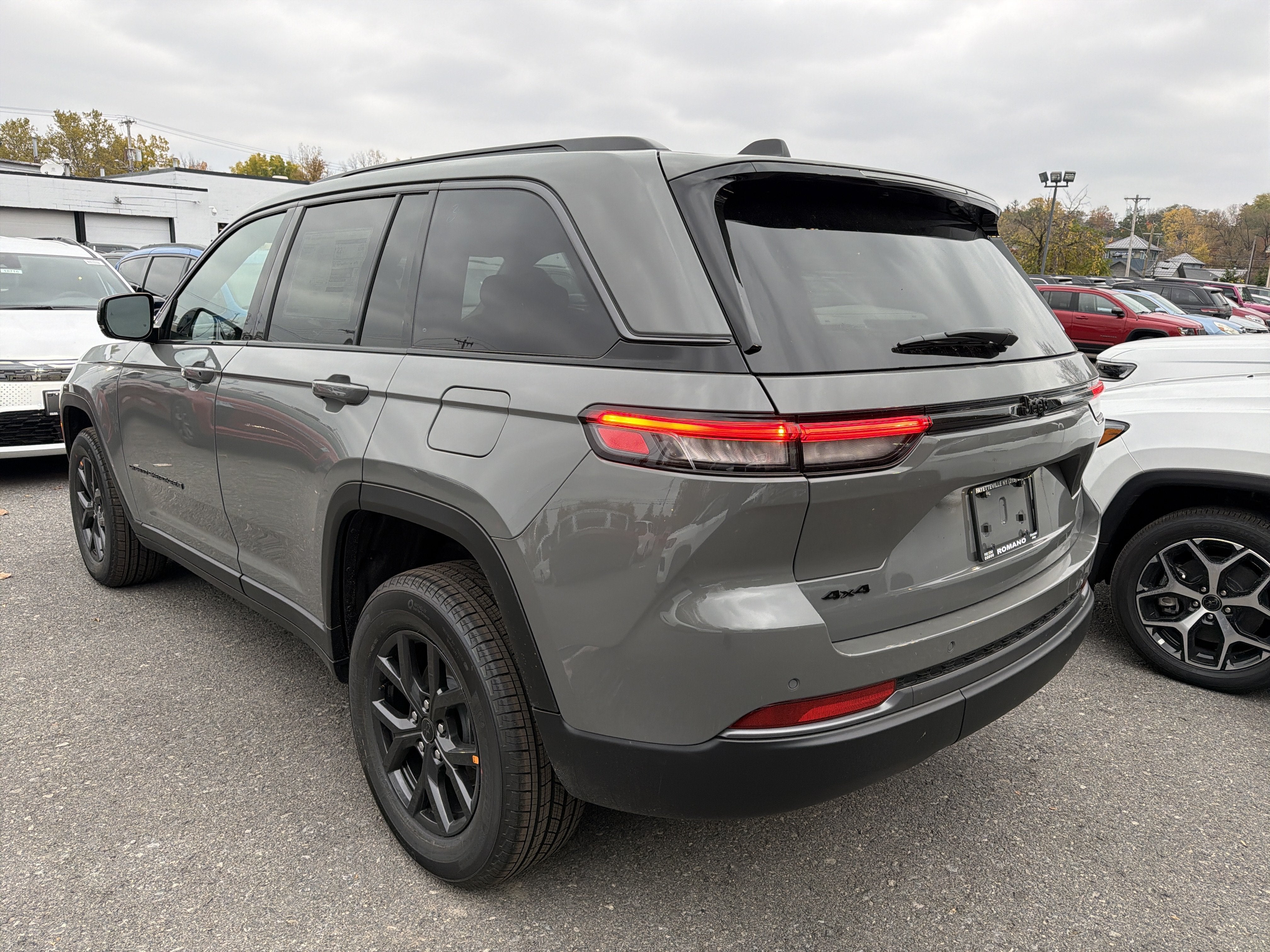 2027 Jeep Grand Cherokee Laredo Altitude