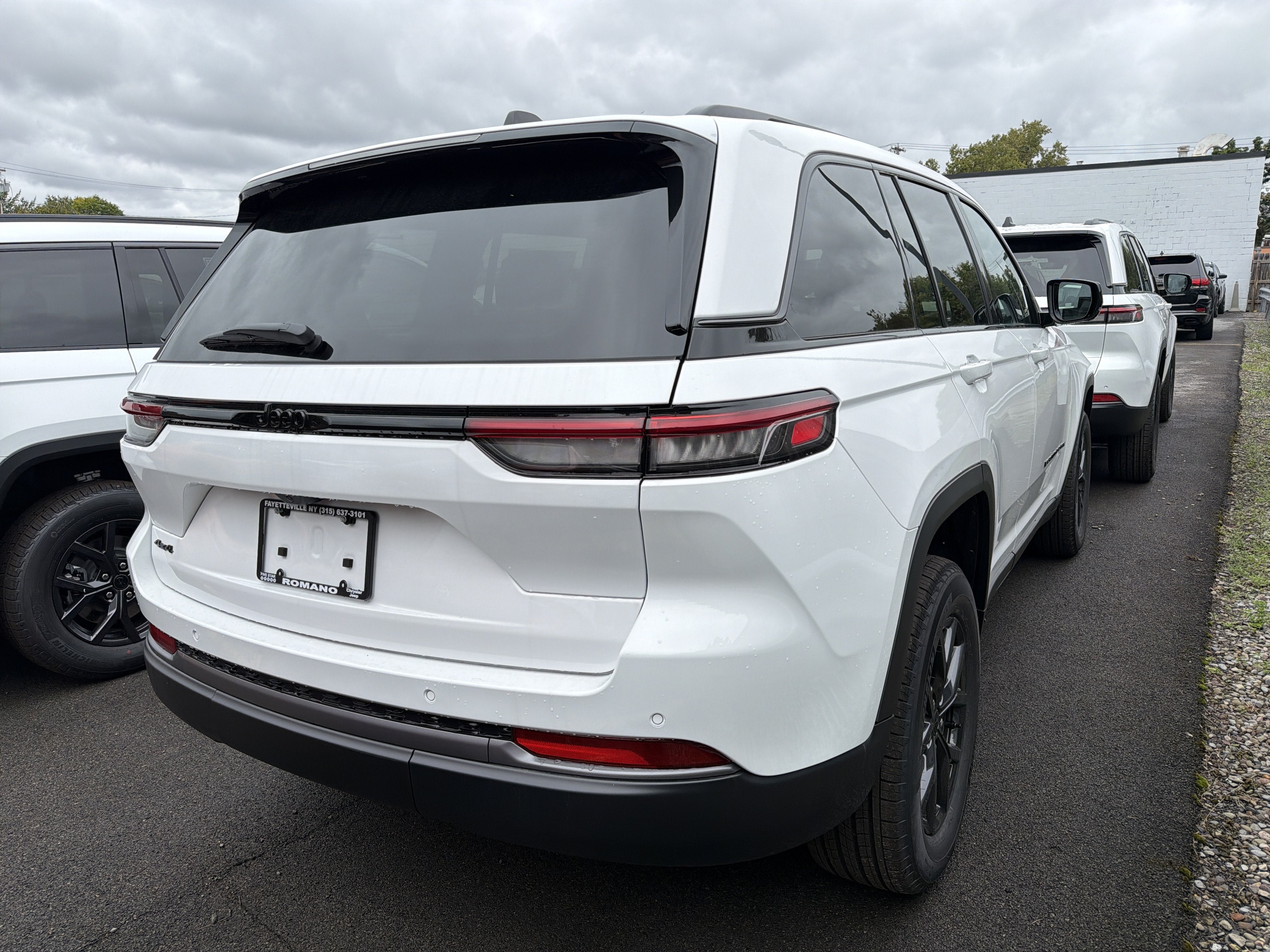 2027 Jeep Grand Cherokee Laredo Altitude