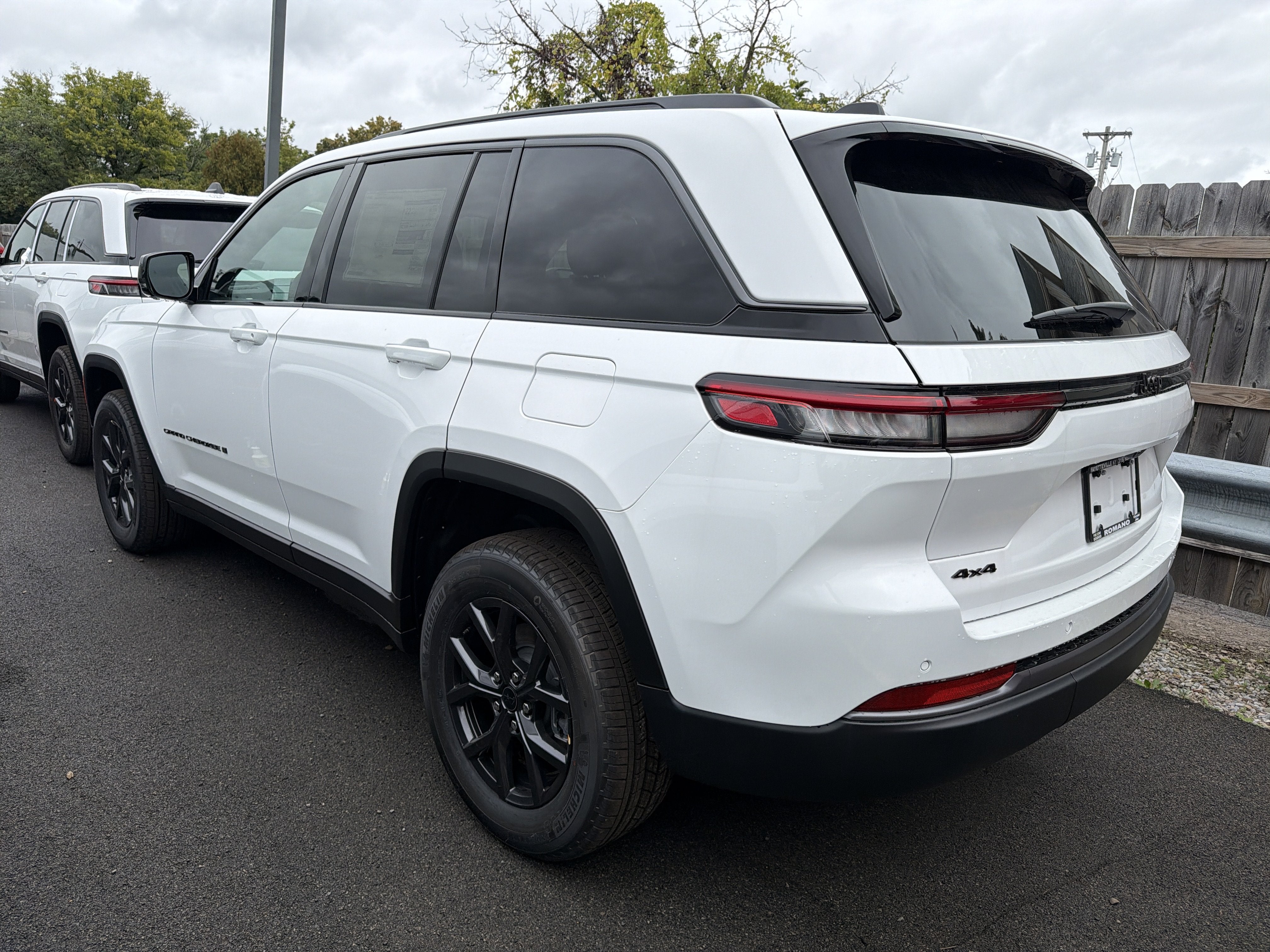 2027 Jeep Grand Cherokee Laredo Altitude