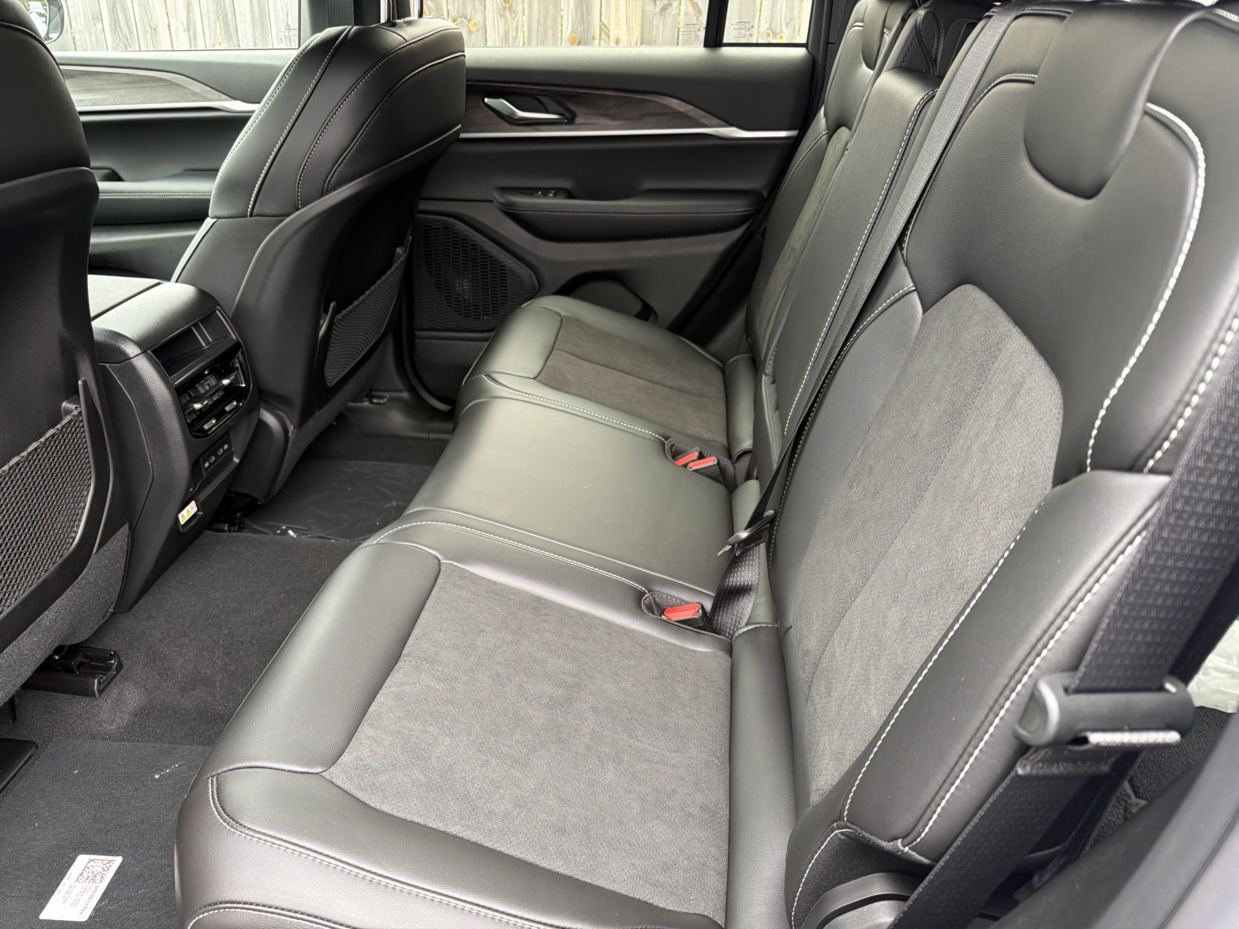 2027 Jeep Grand Cherokee Laredo Altitude