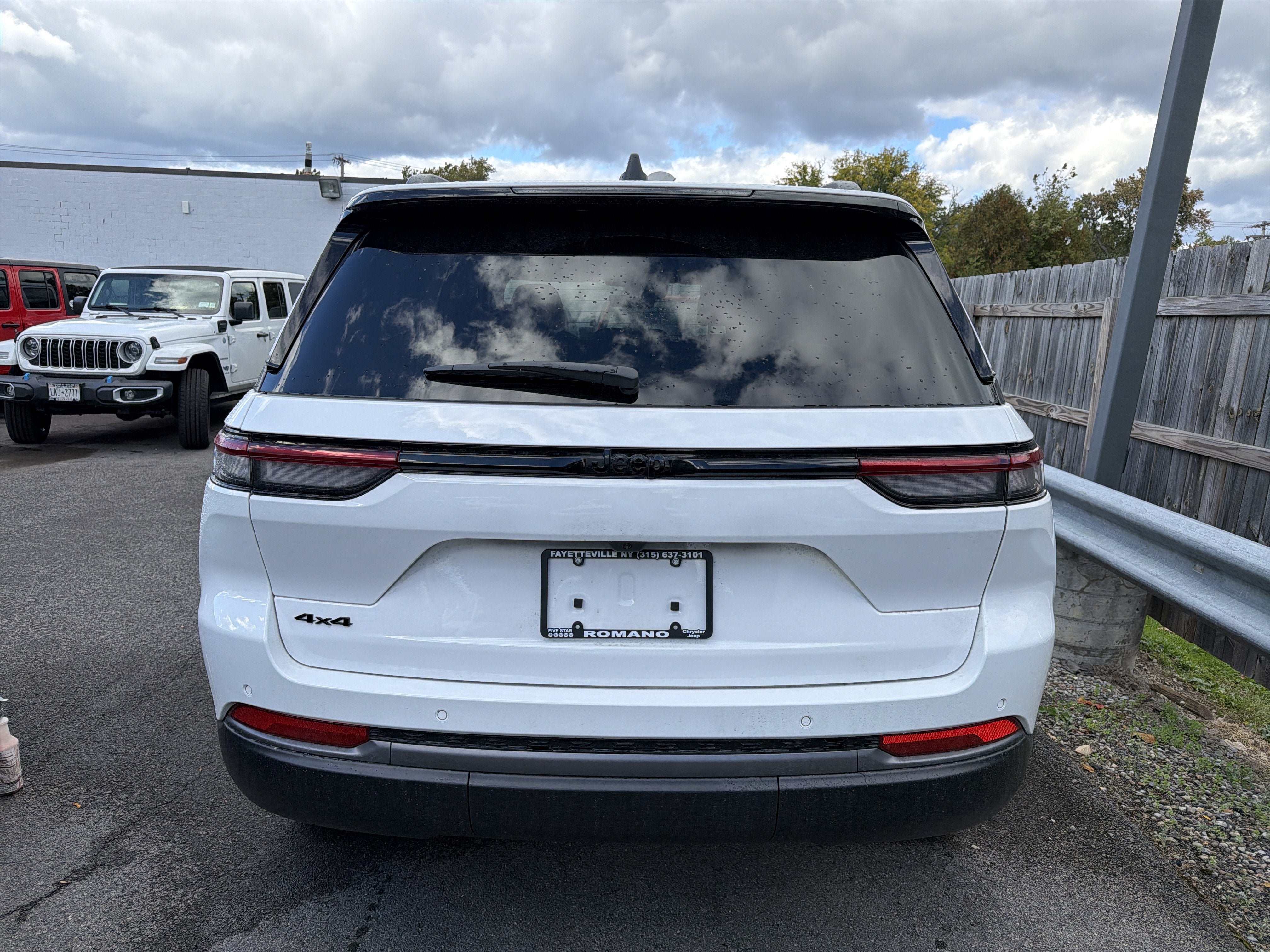 2027 Jeep Grand Cherokee Laredo Altitude