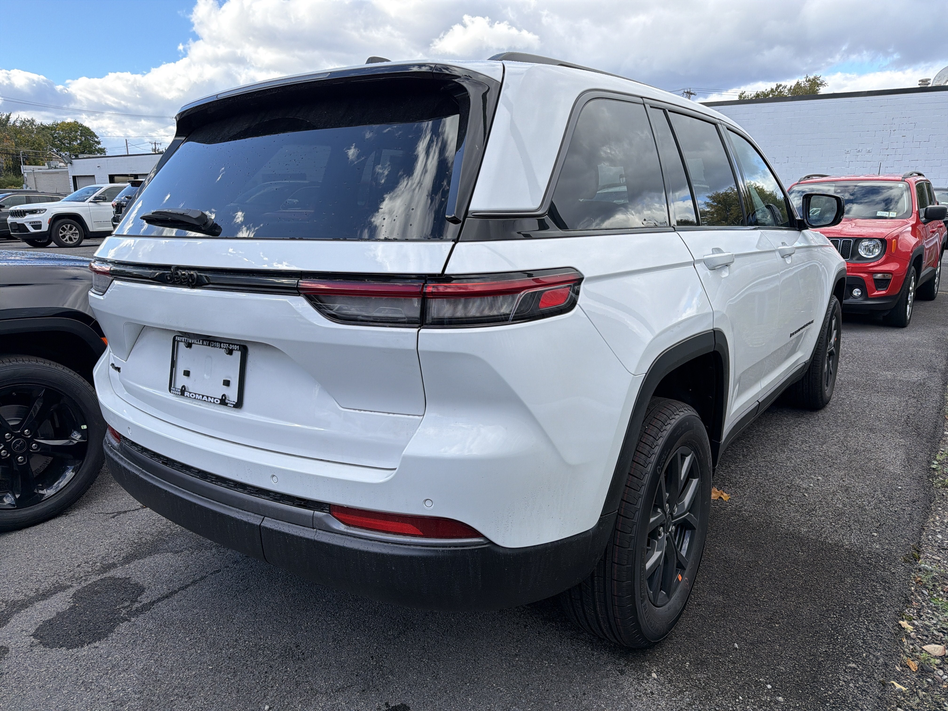 2027 Jeep Grand Cherokee Laredo Altitude