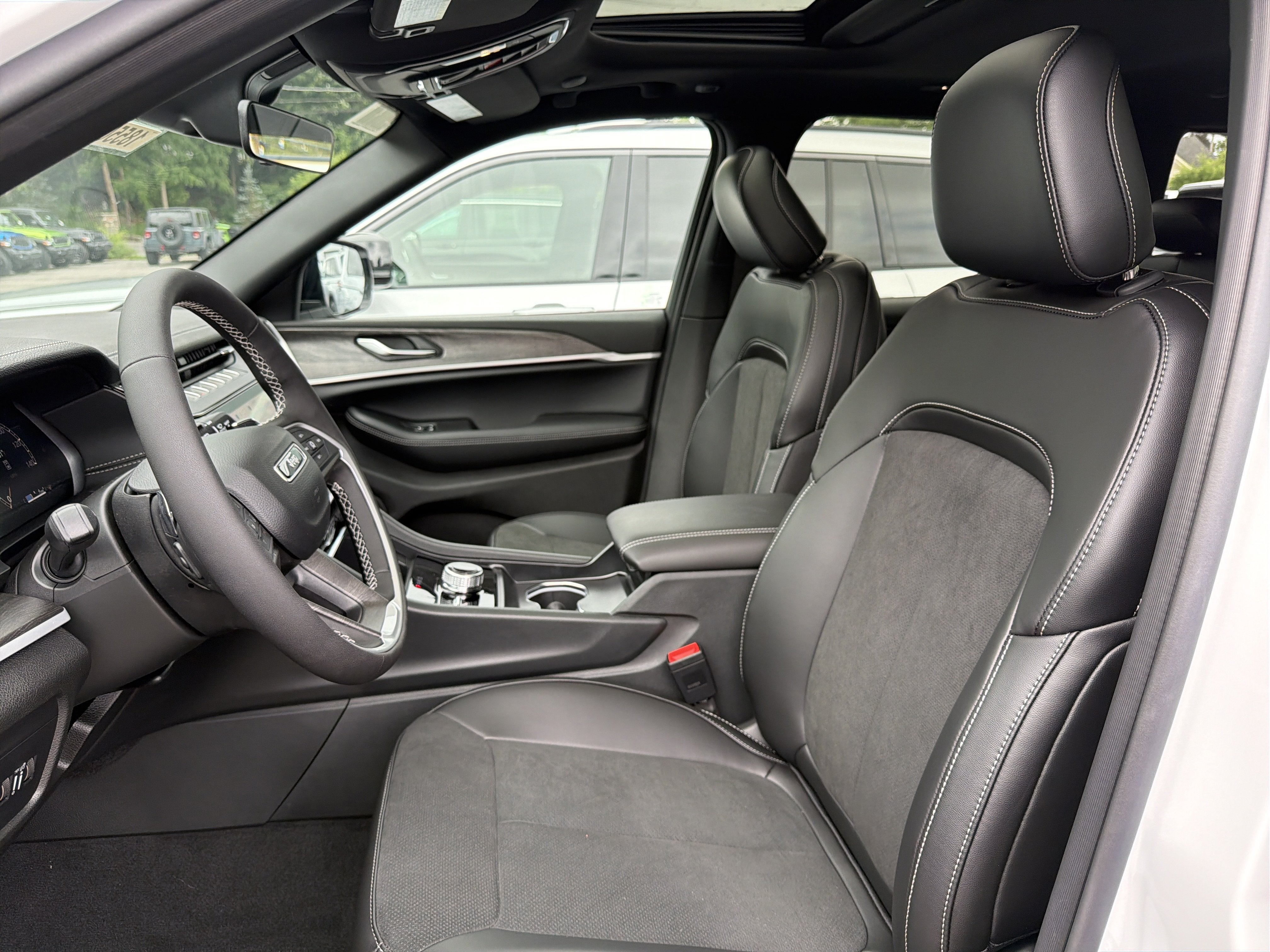 2026 Jeep Grand Cherokee Laredo Altitude