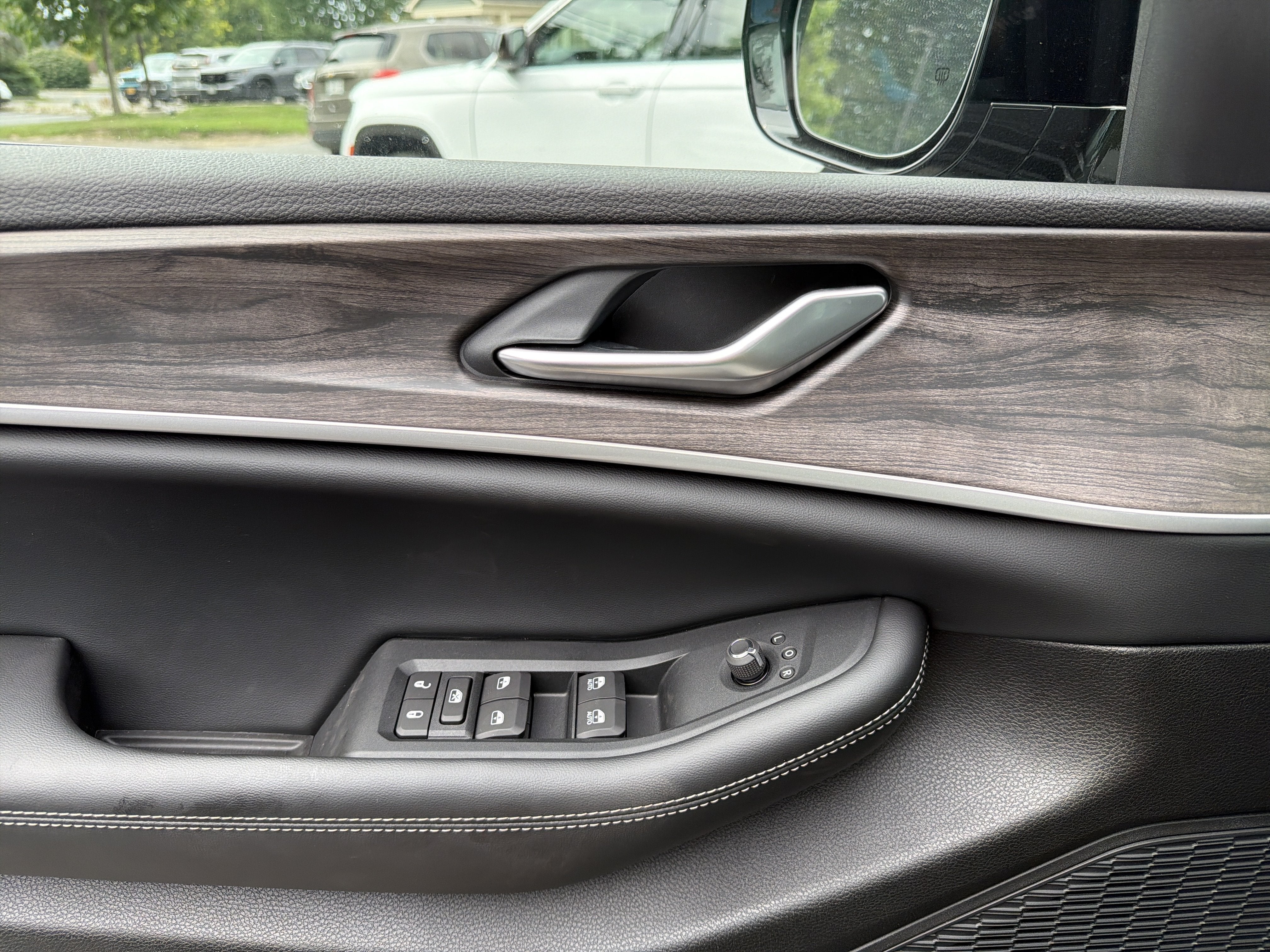 2026 Jeep Grand Cherokee Laredo Altitude