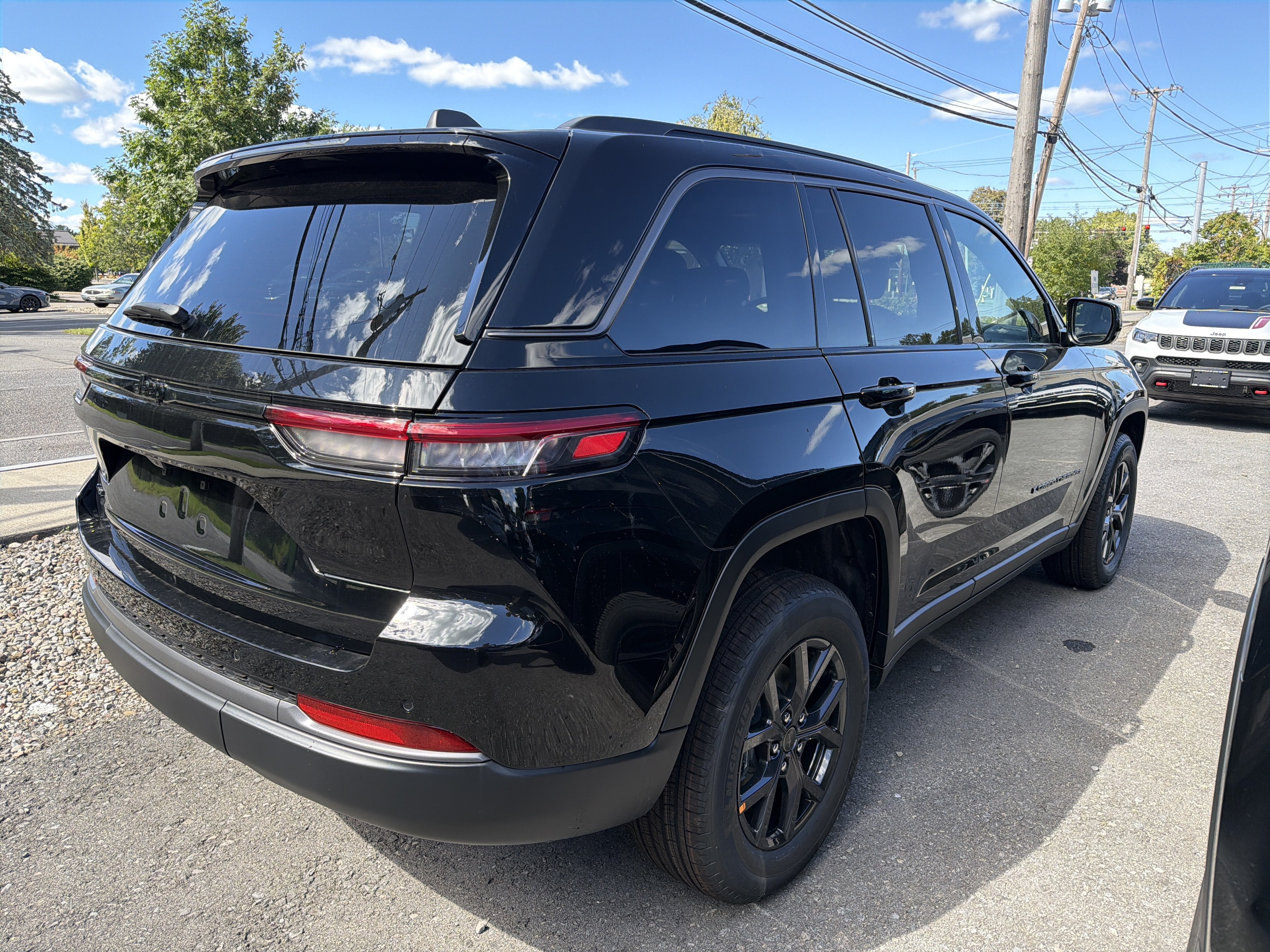 2027 Jeep Grand Cherokee Laredo Altitude