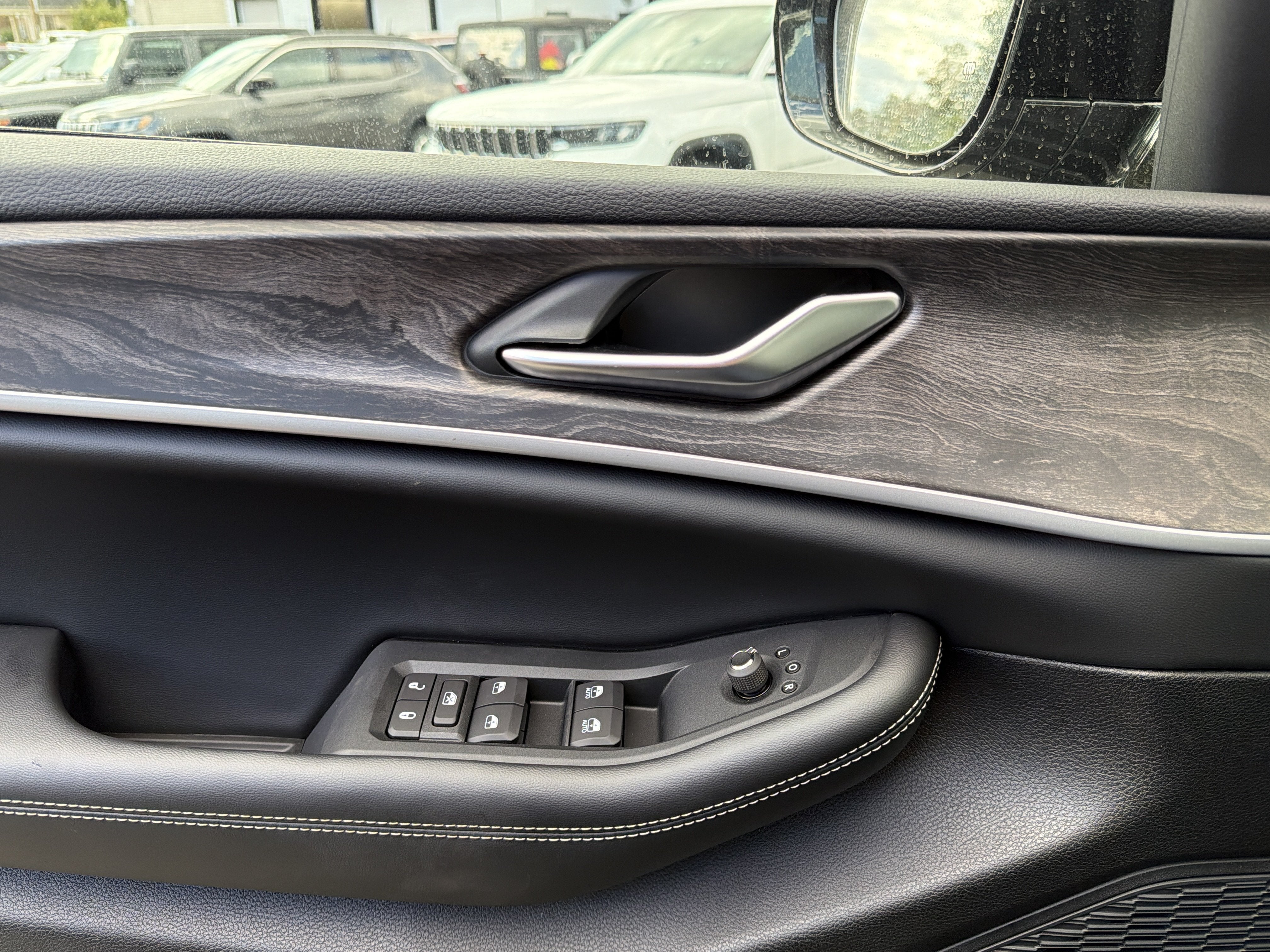 2027 Jeep Grand Cherokee Laredo Altitude
