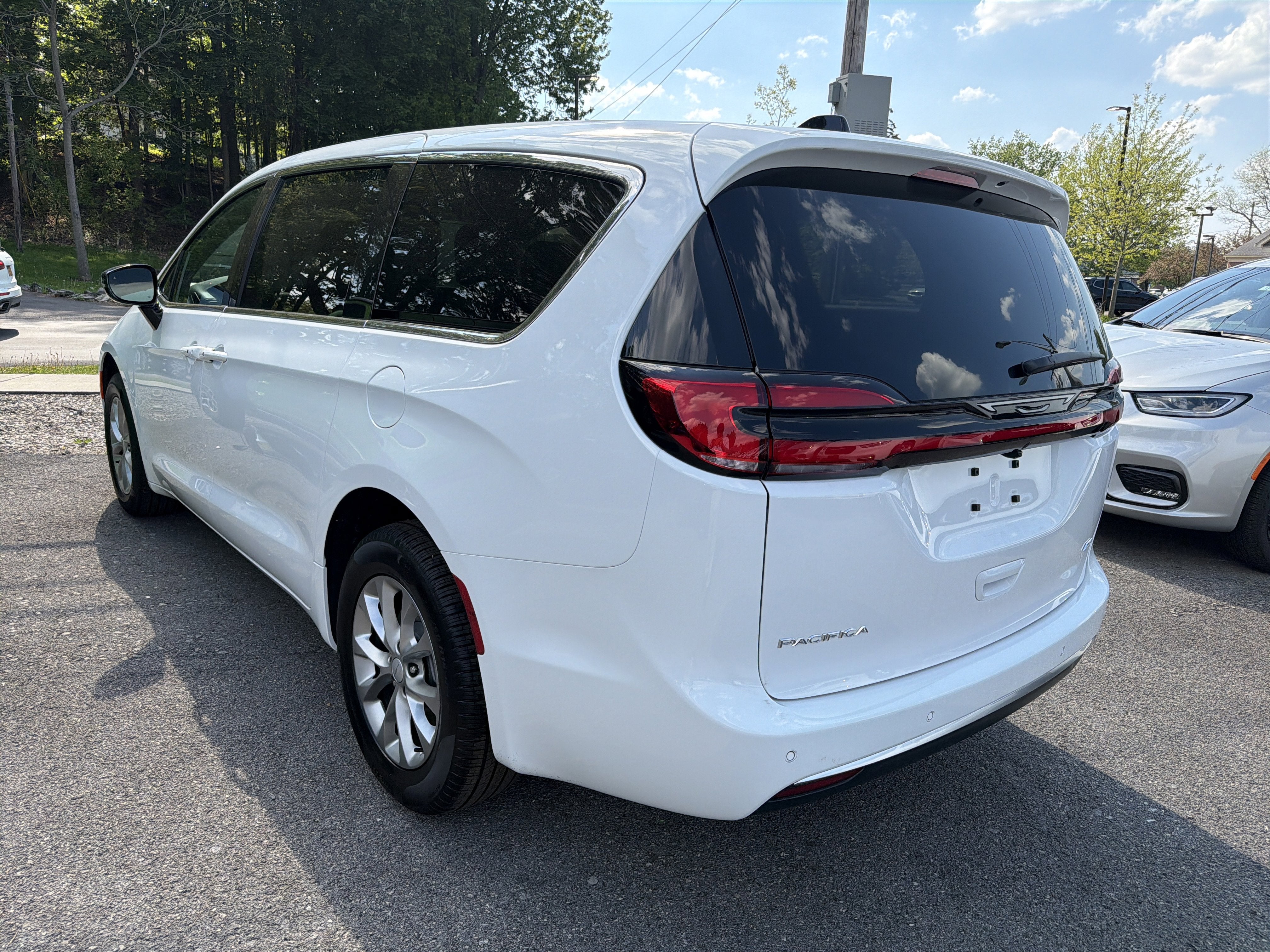 2027 Chrysler Pacifica Select AWD