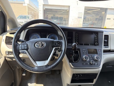 2020 Toyota Sienna XLE