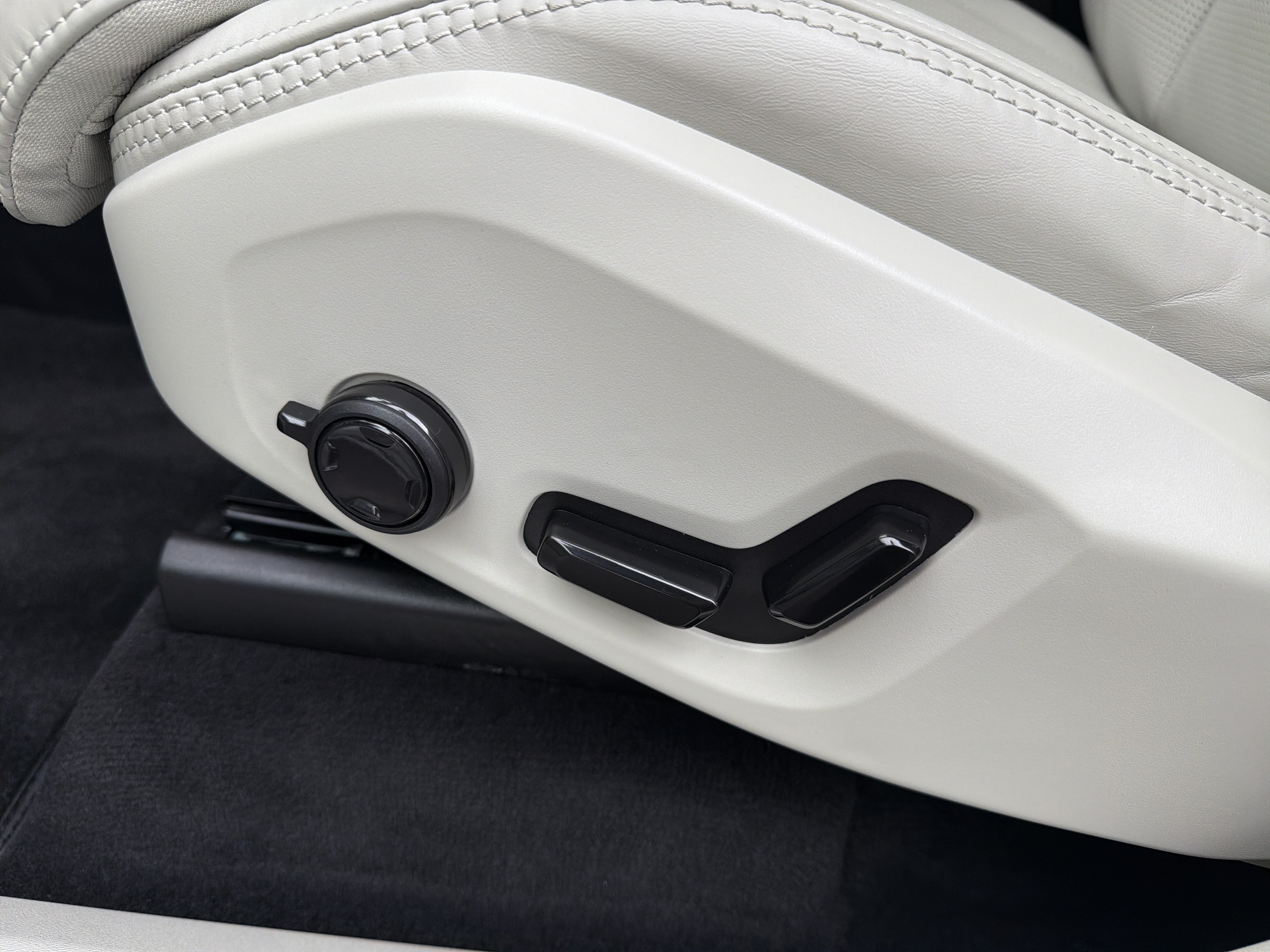 2025 Volvo XC90 B6 AWD Ultra 7-Seater