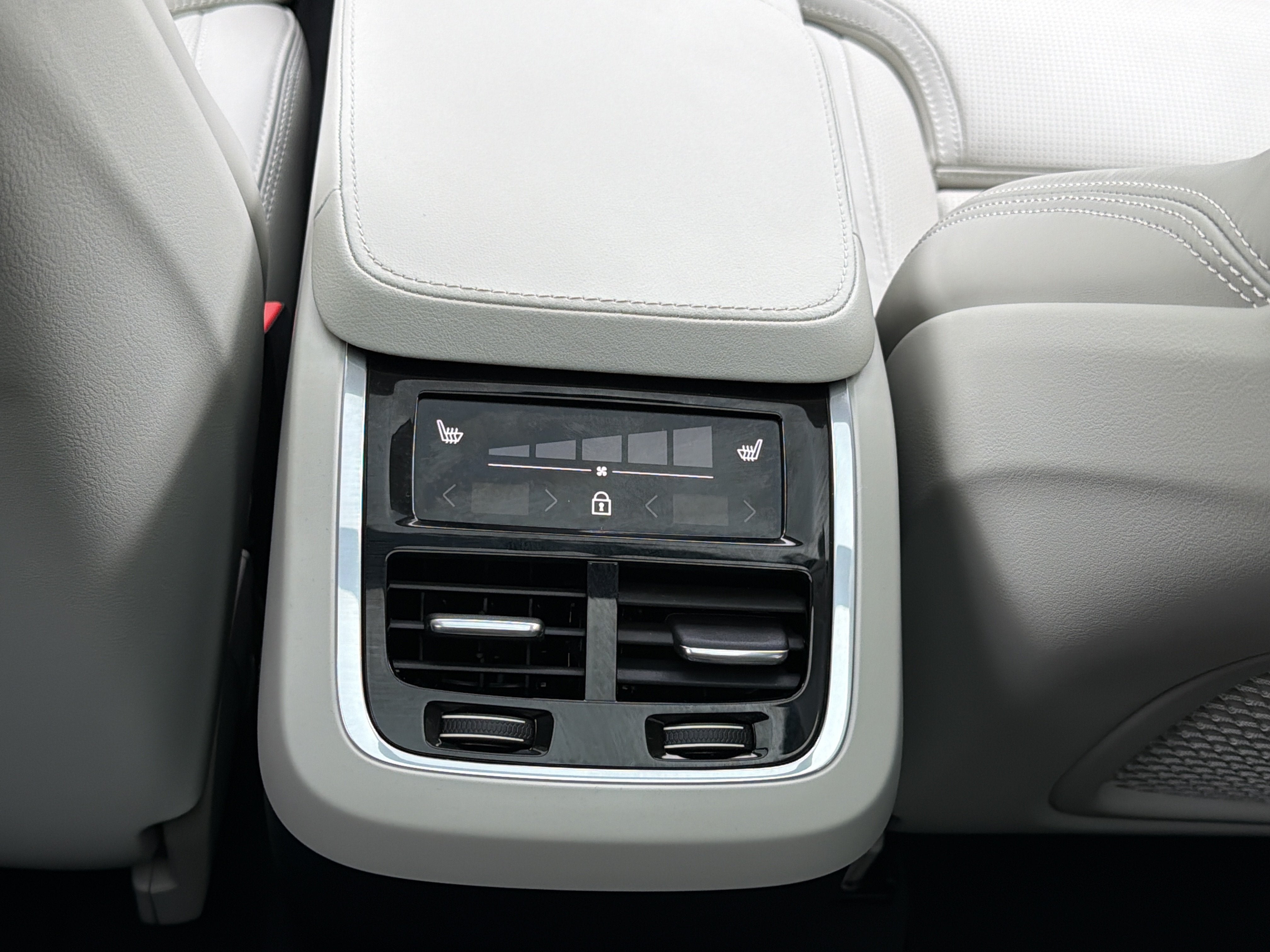 2025 Volvo XC90 B6 AWD Ultra 7-Seater