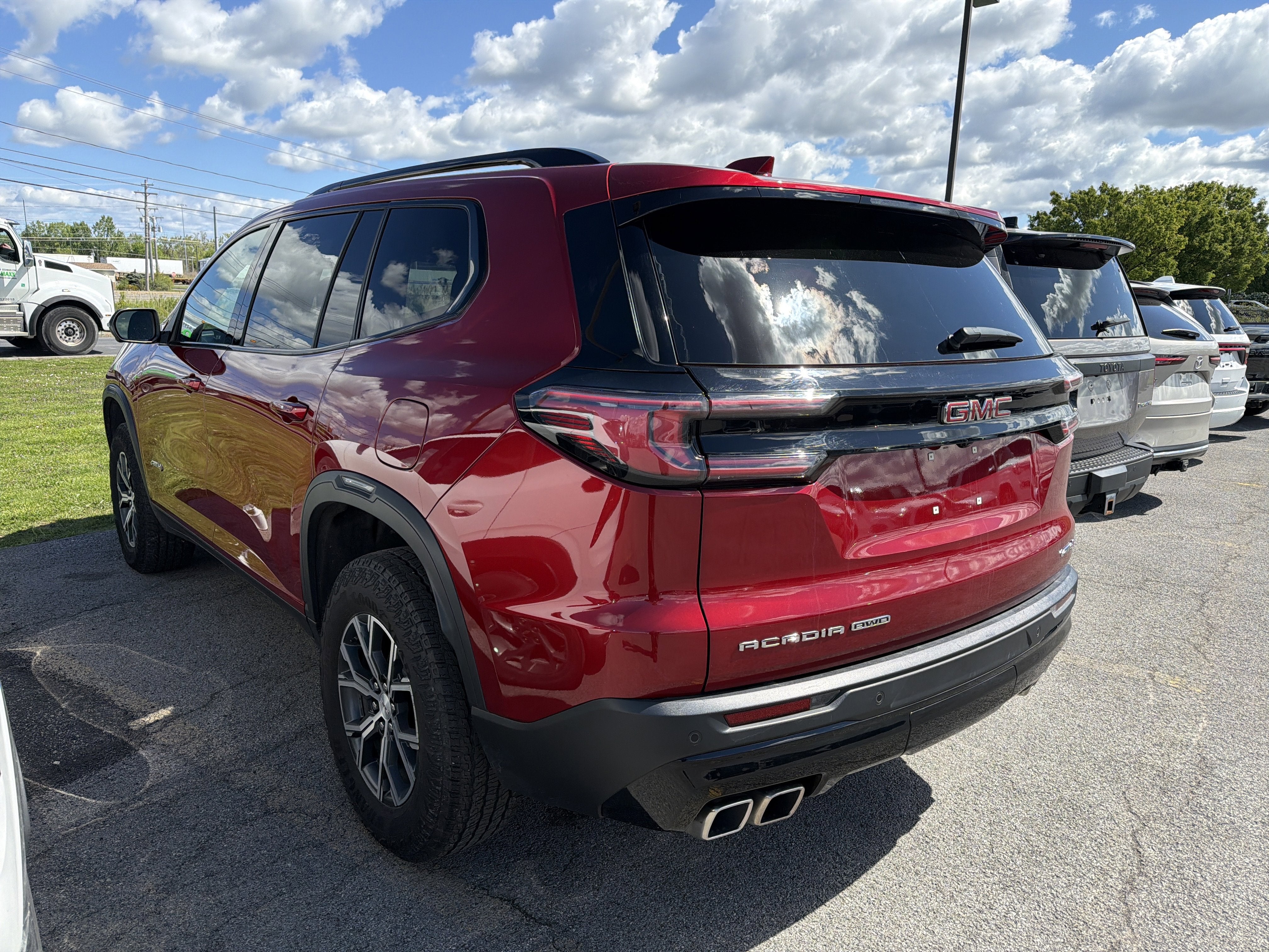 2025 GMC Acadia AWD AT4
