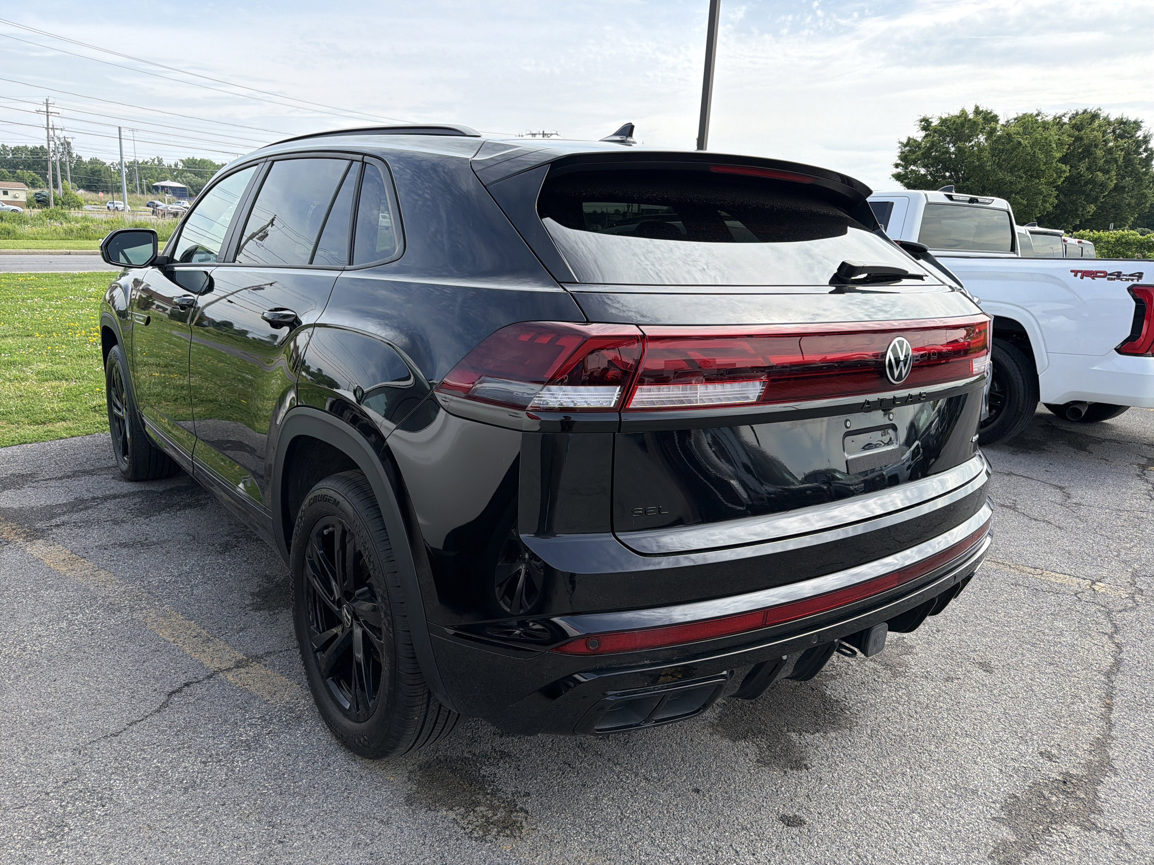 2025 Volkswagen Atlas Cross Sport 2.0T SEL R-Line Black