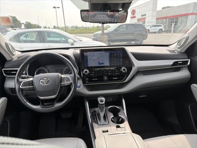 2022 Toyota Highlander Hybrid Platinum