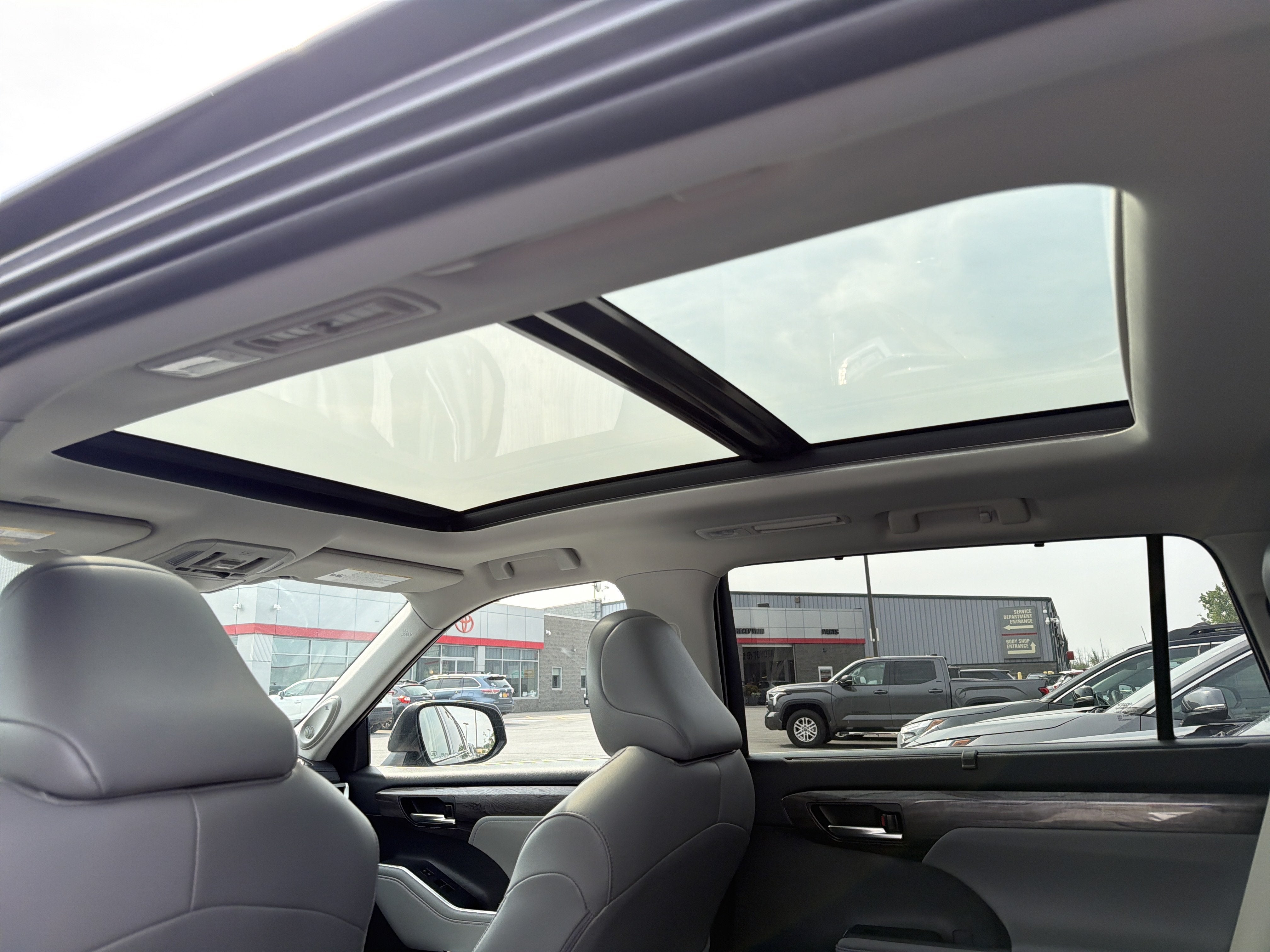 2022 Toyota Highlander Hybrid Platinum