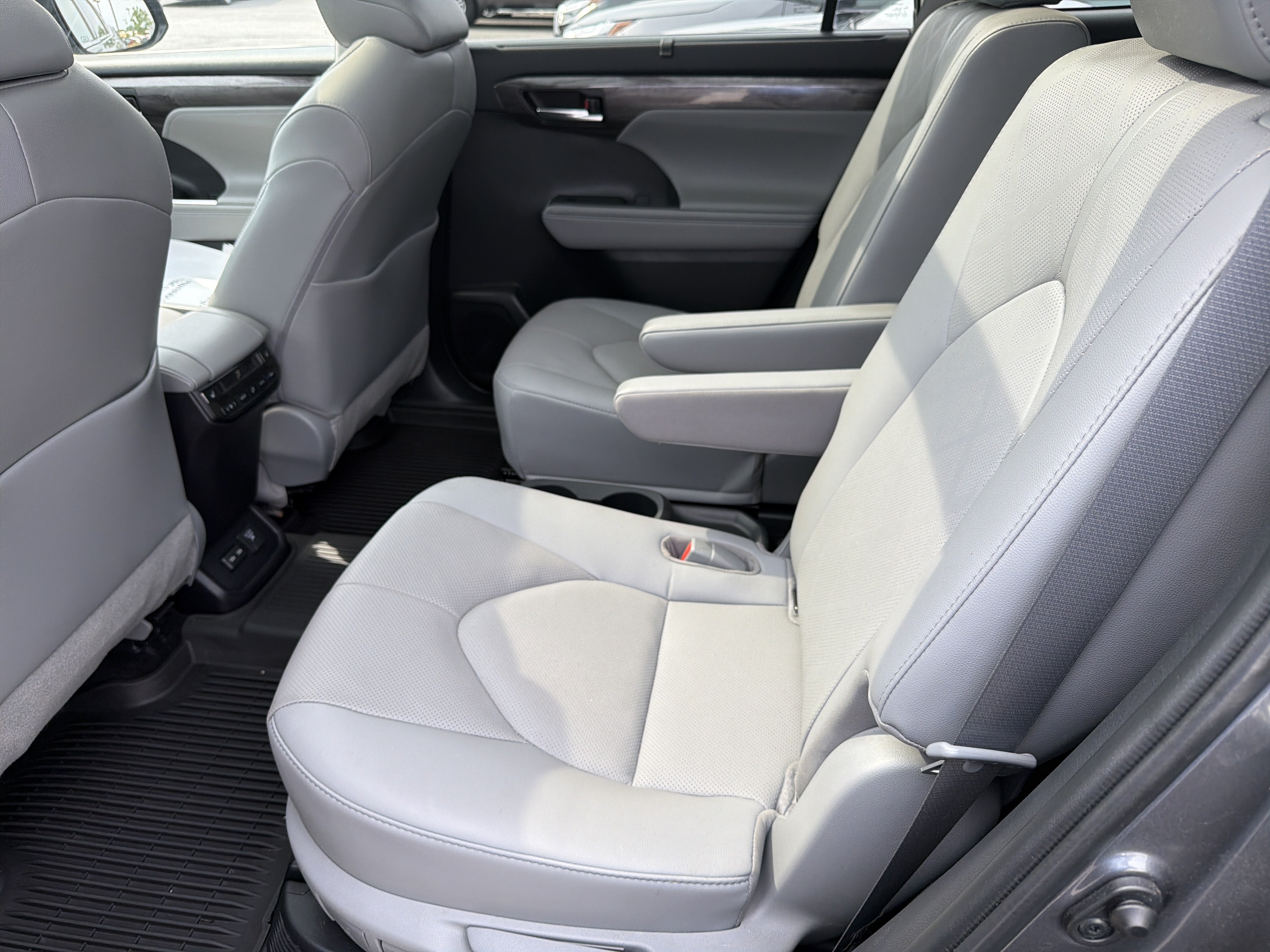 2022 Toyota Highlander Hybrid Platinum