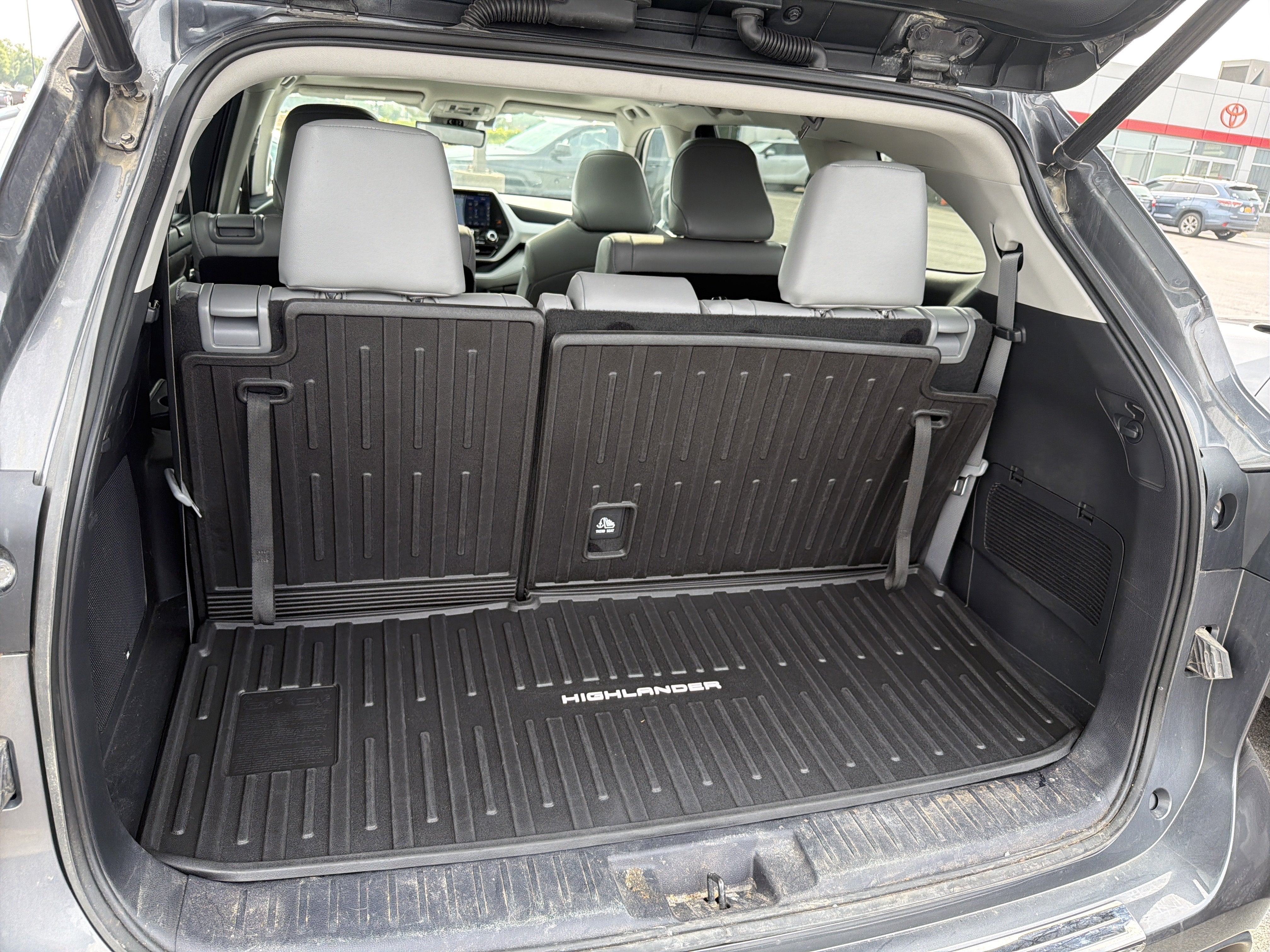 2022 Toyota Highlander Hybrid Platinum