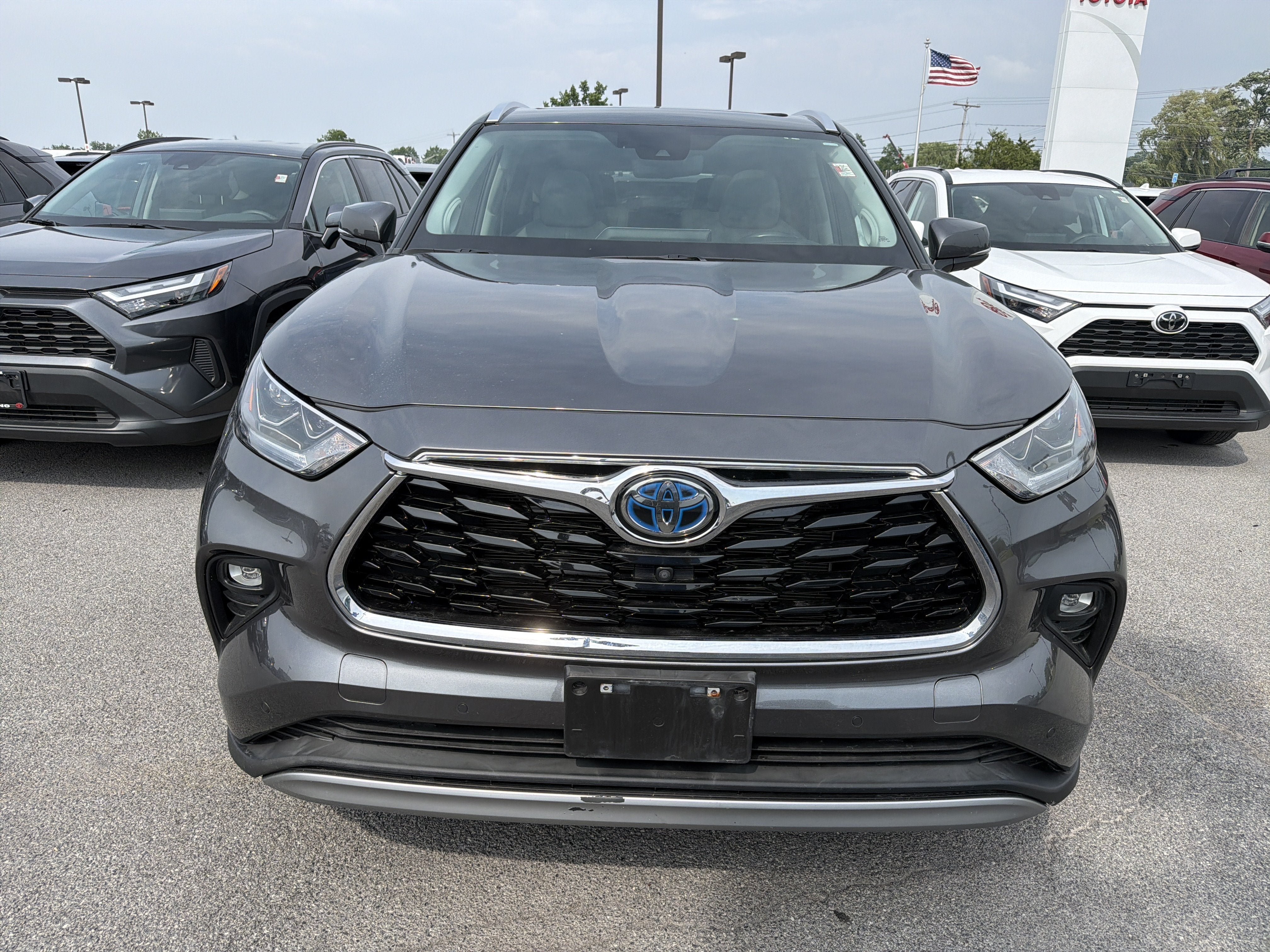 2022 Toyota Highlander Hybrid Platinum