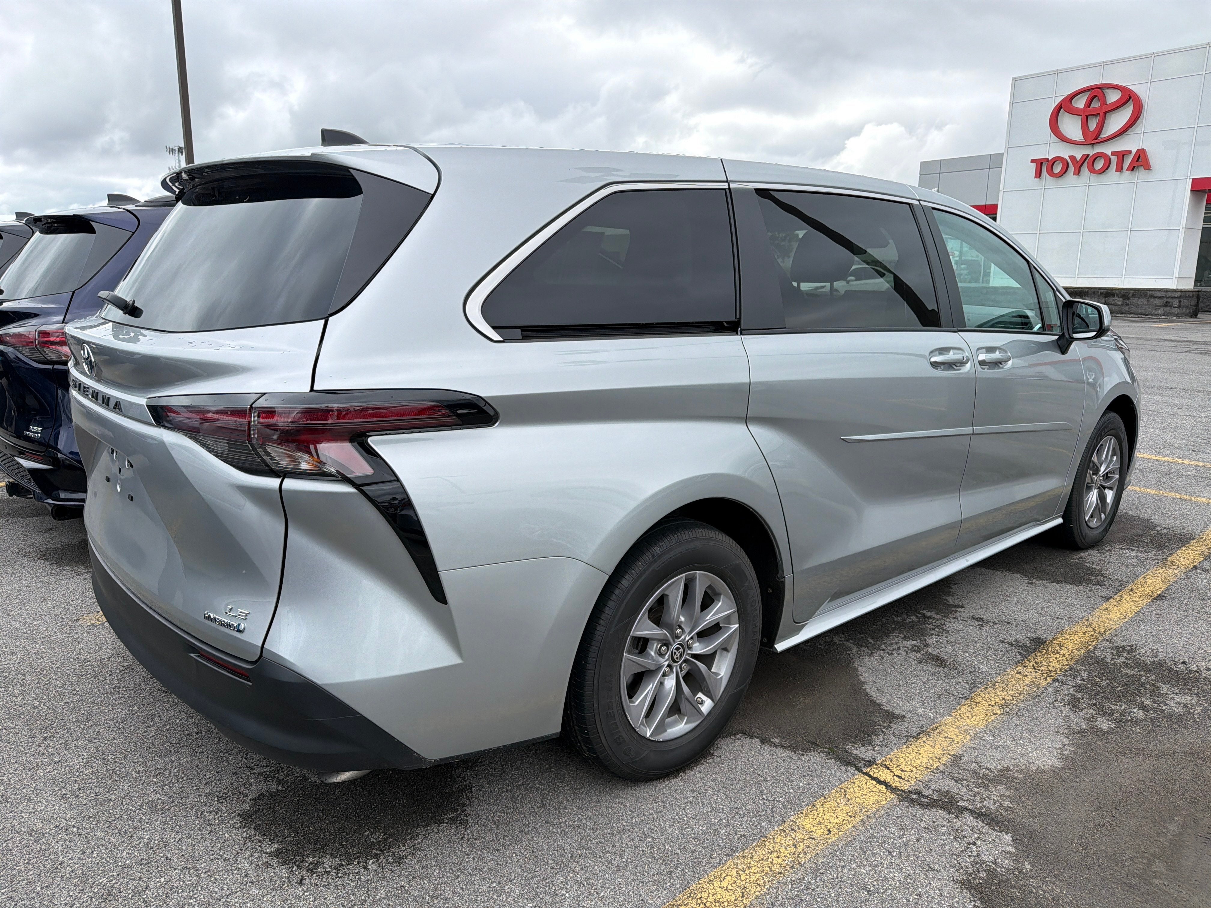 2024 Toyota Sienna LE