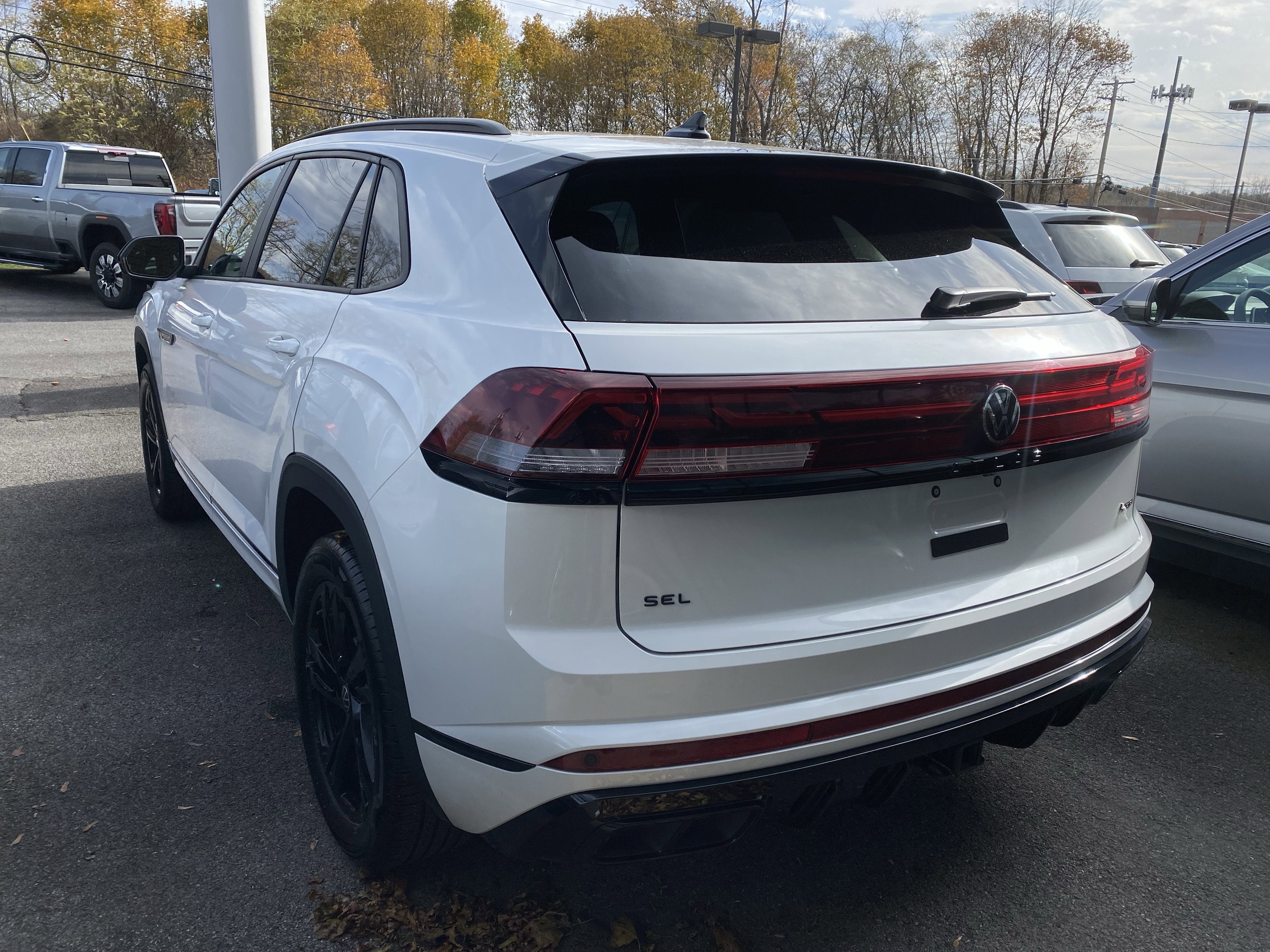 2025 Volkswagen Atlas Cross Sport 2.0T SEL R-Line Black