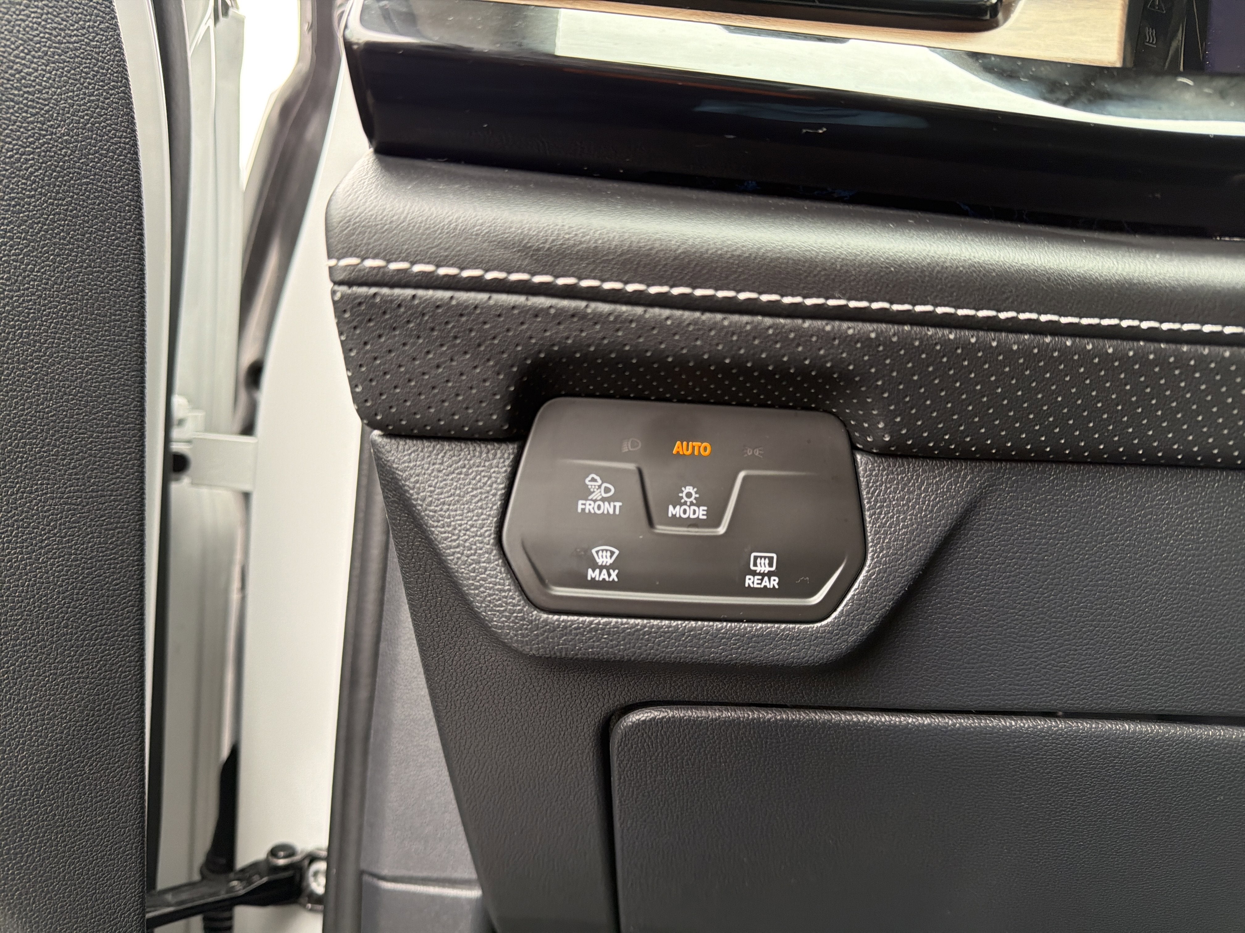 2025 Volkswagen Atlas 2.0T SE w/Technology 4MOTION