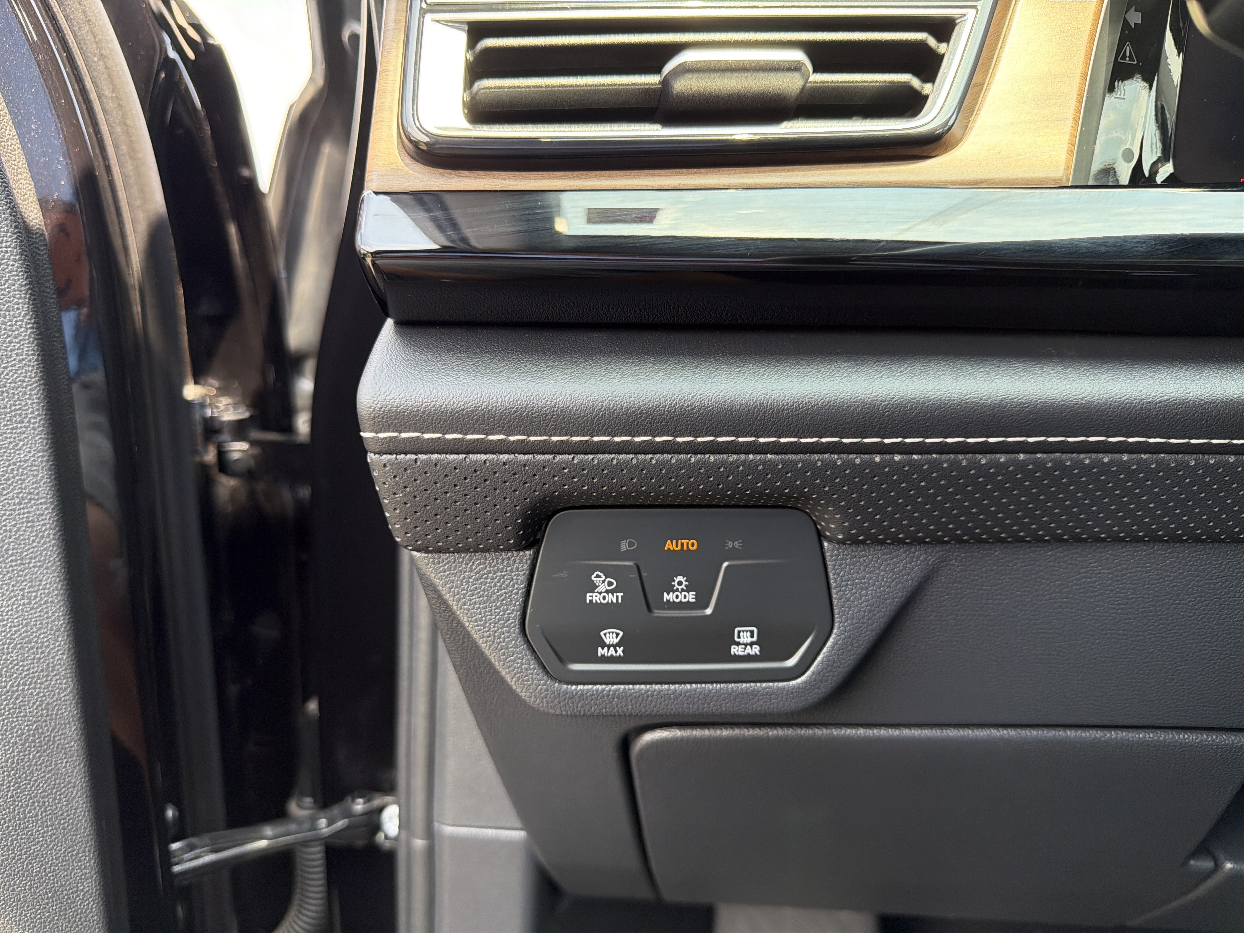 2024 Volkswagen Atlas 2.0T SE w/Technology 4MOTION