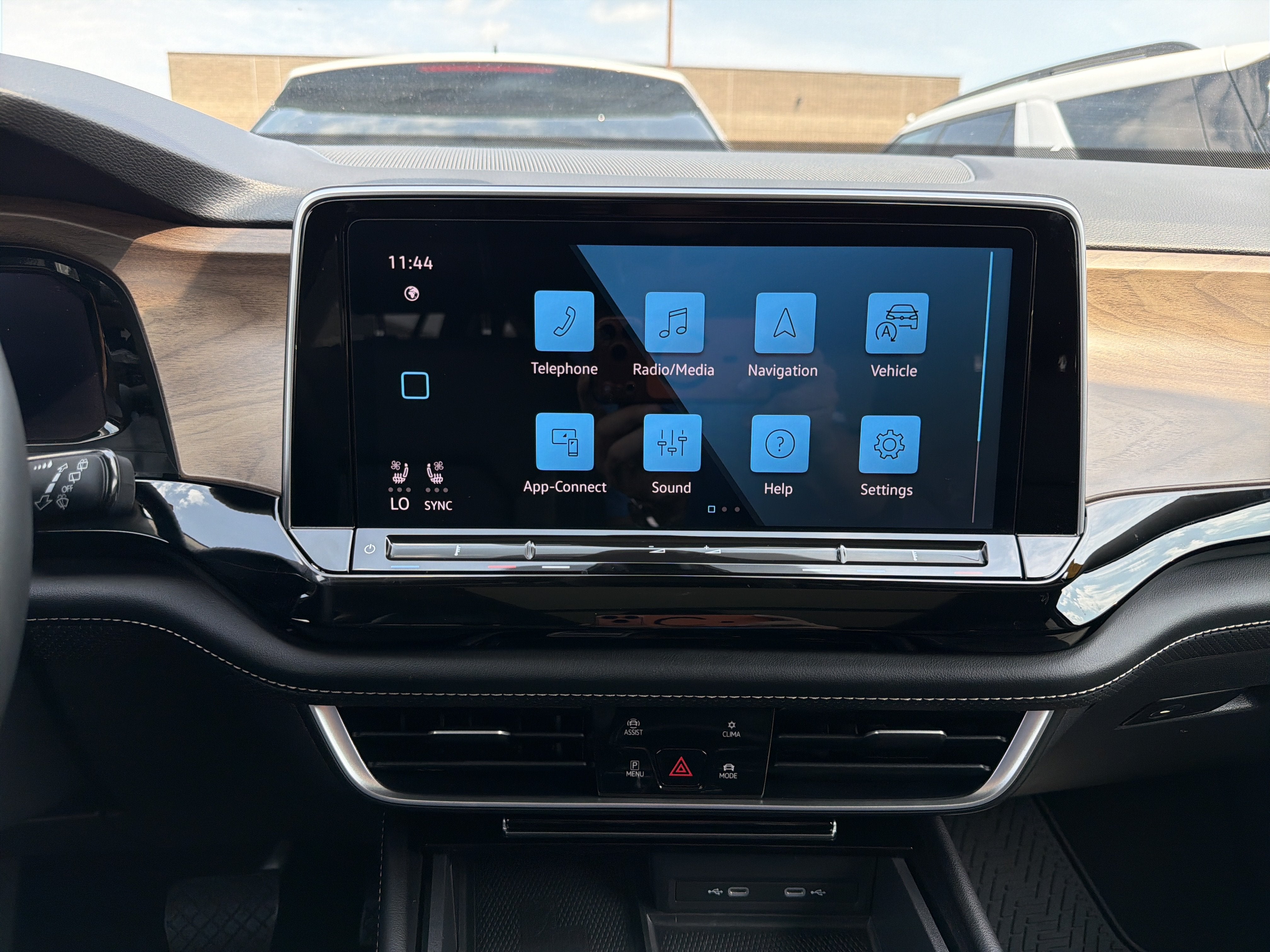 2024 Volkswagen Atlas 2.0T SE w/Technology 4MOTION