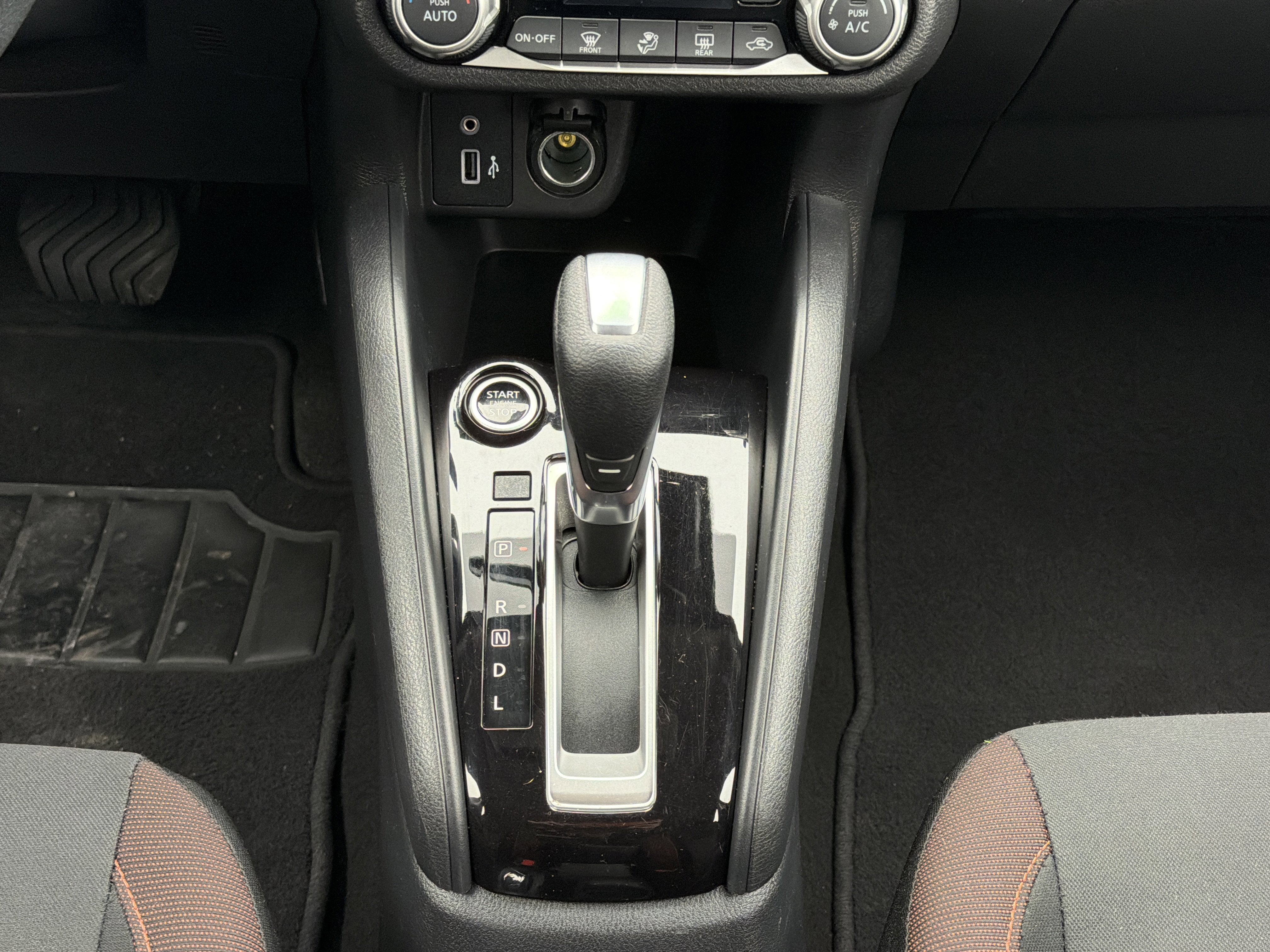 2022 Nissan Versa SR