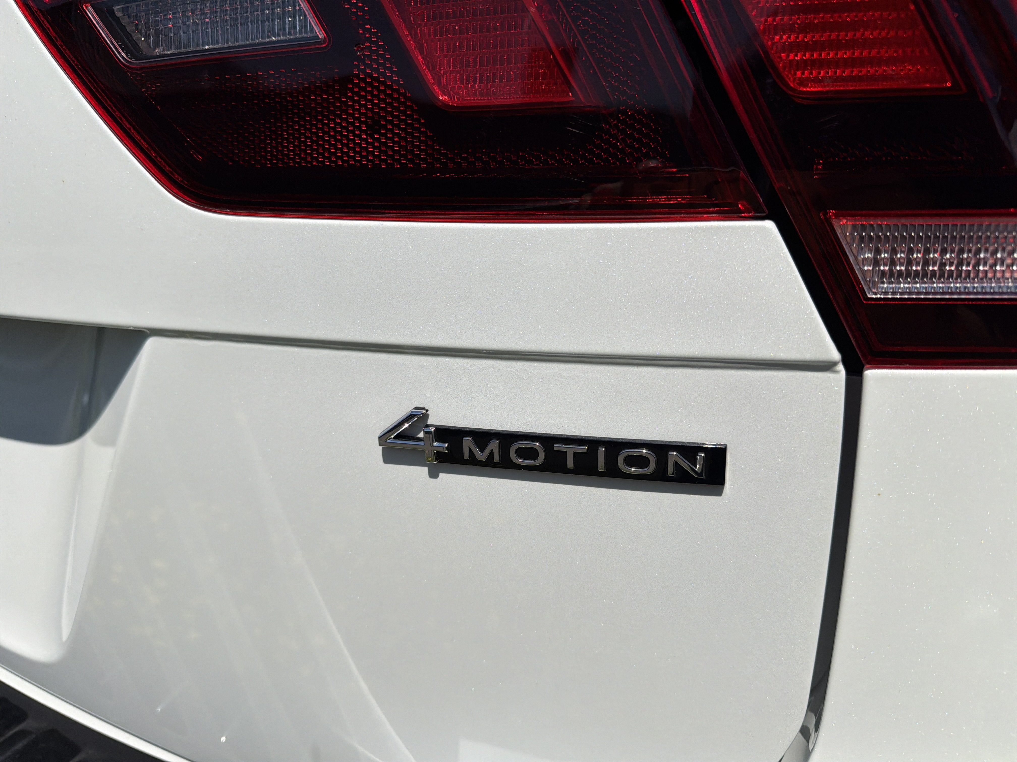 2024 Volkswagen Tiguan 2.0T SE R-Line Black 4MOTION