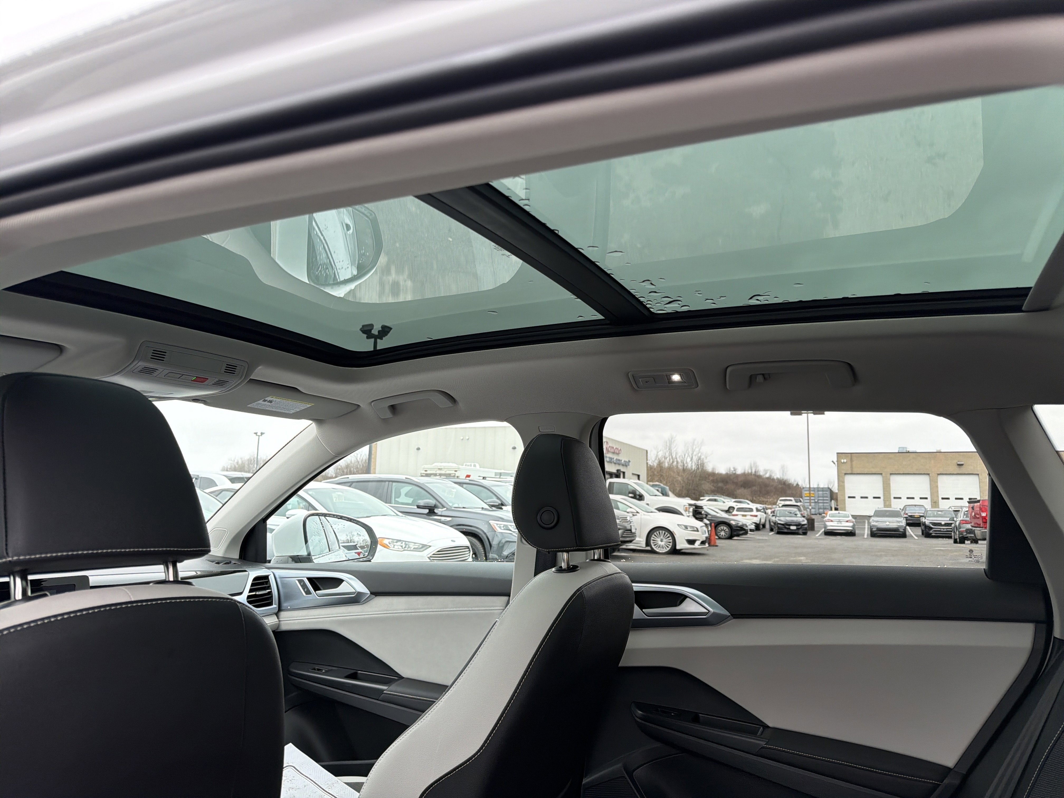 2025 Volkswagen Taos SE 4MOTION