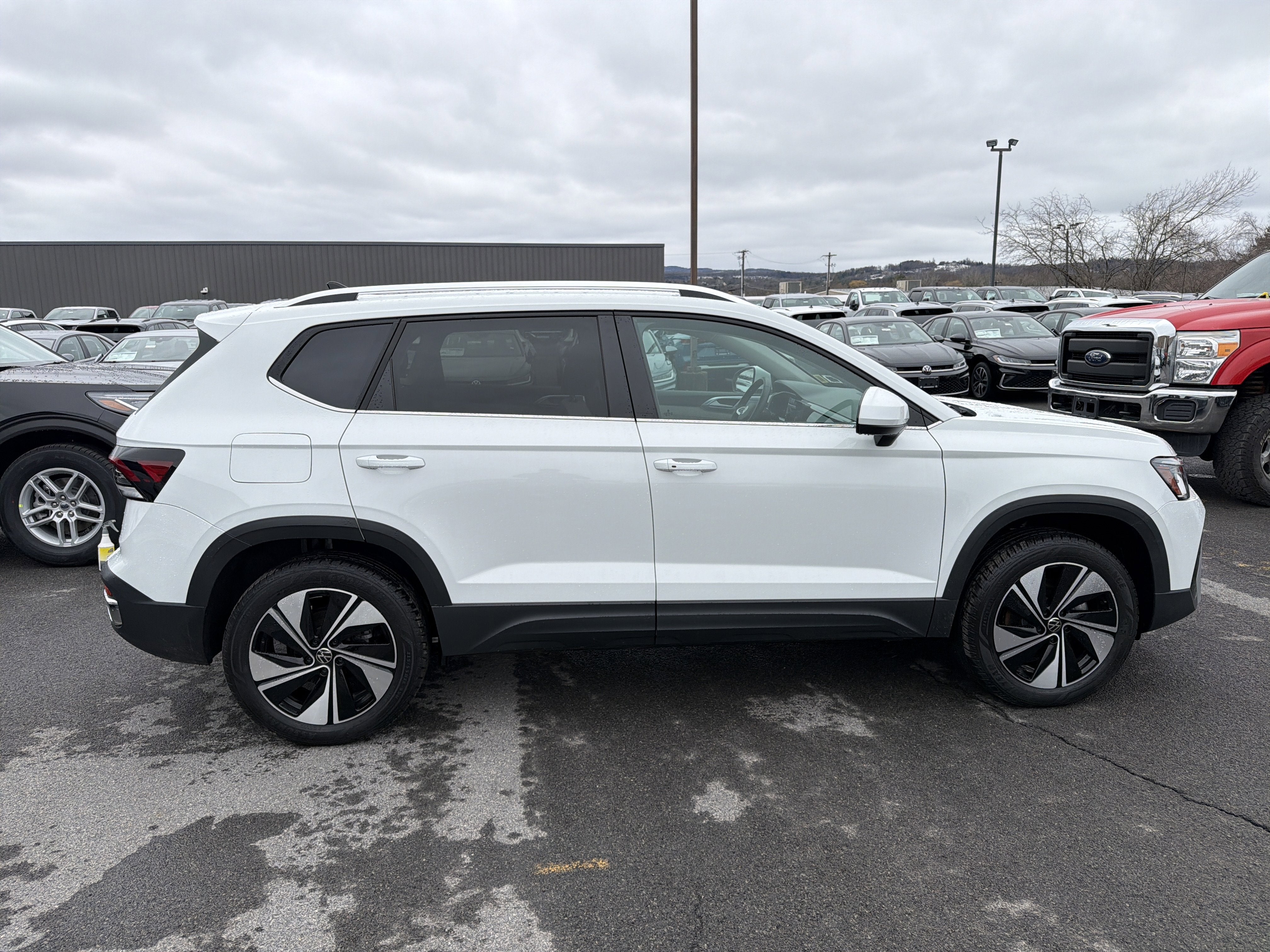 2025 Volkswagen Taos SE 4MOTION